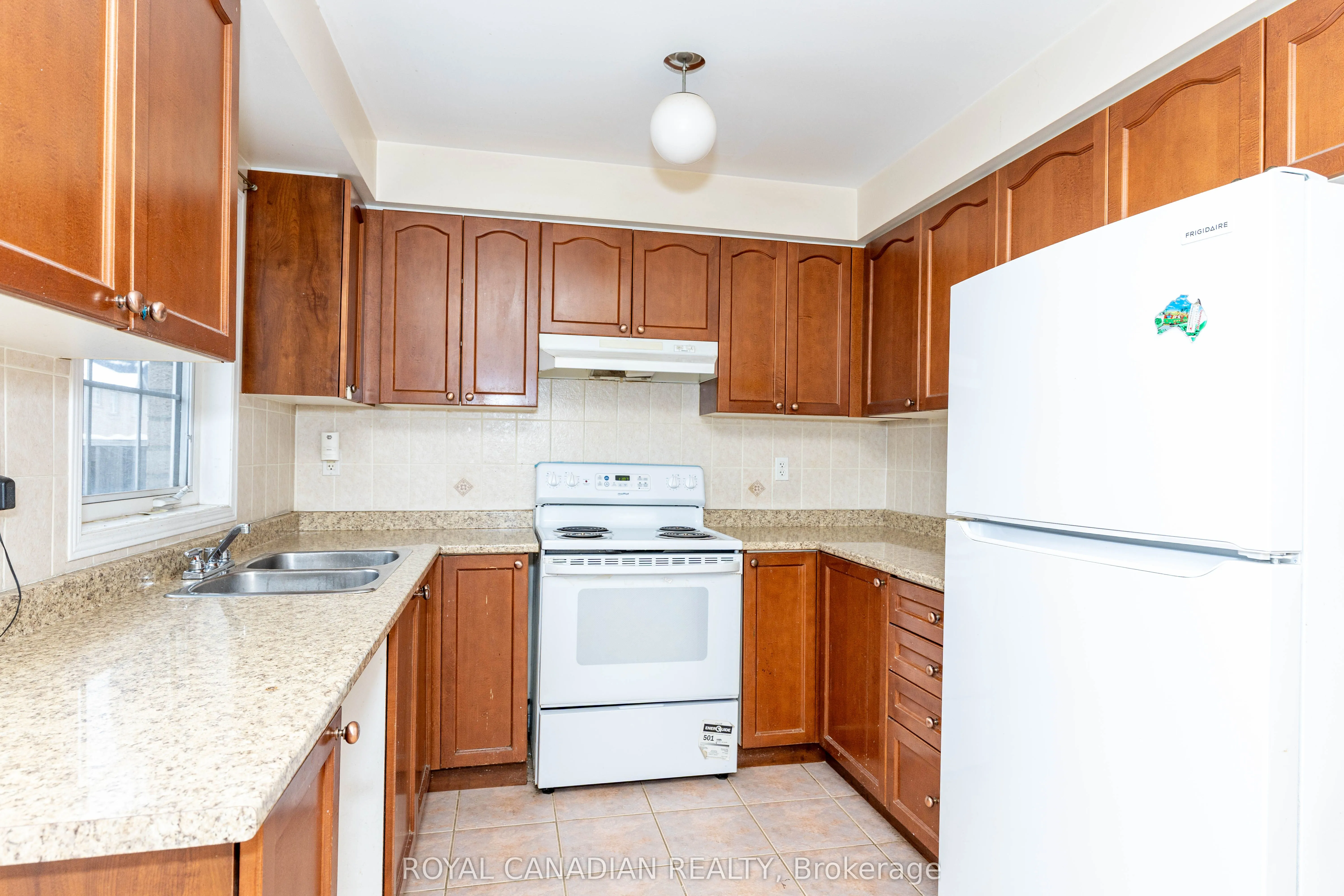 101 Crystalview Crescent