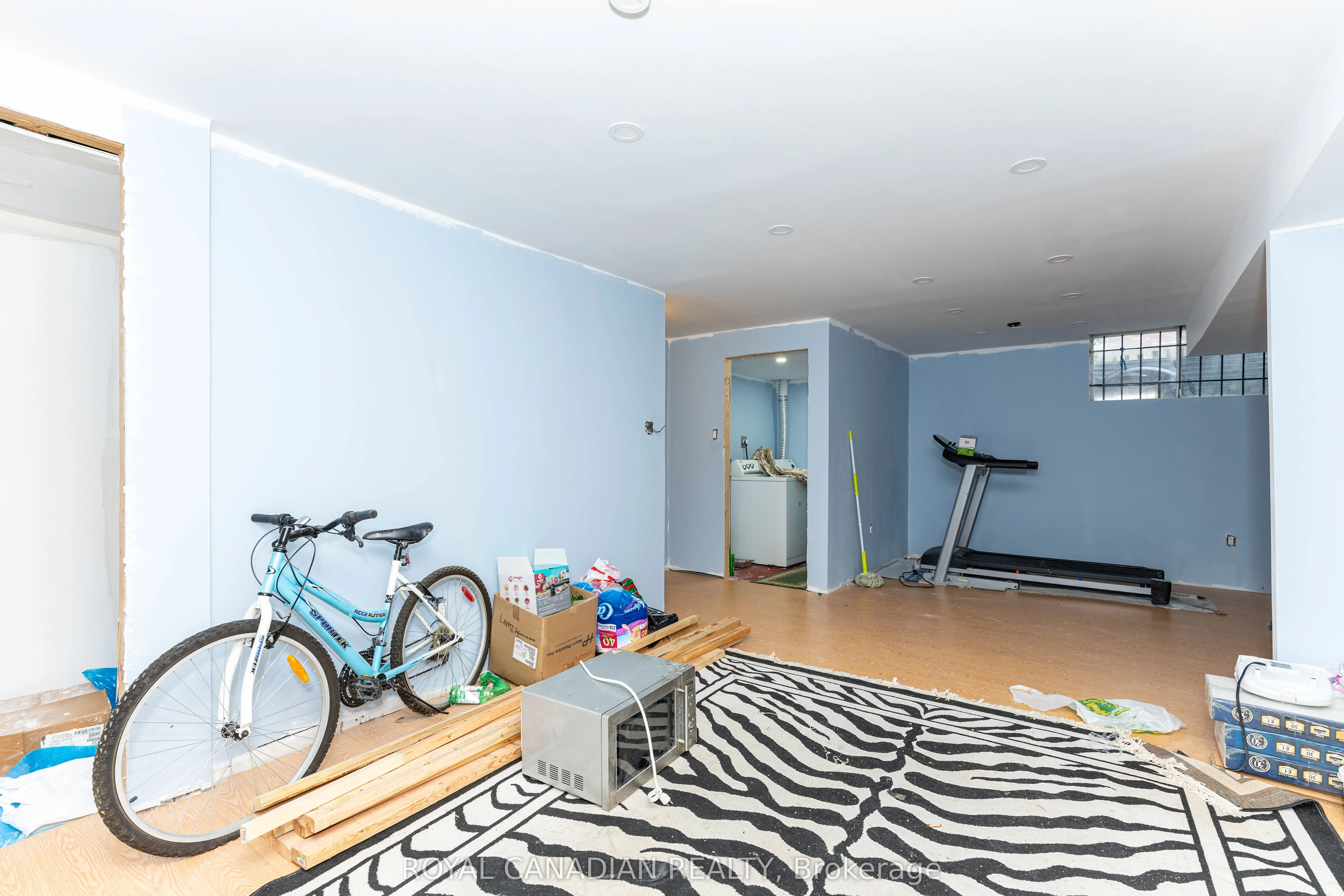 101 Crystalview Crescent