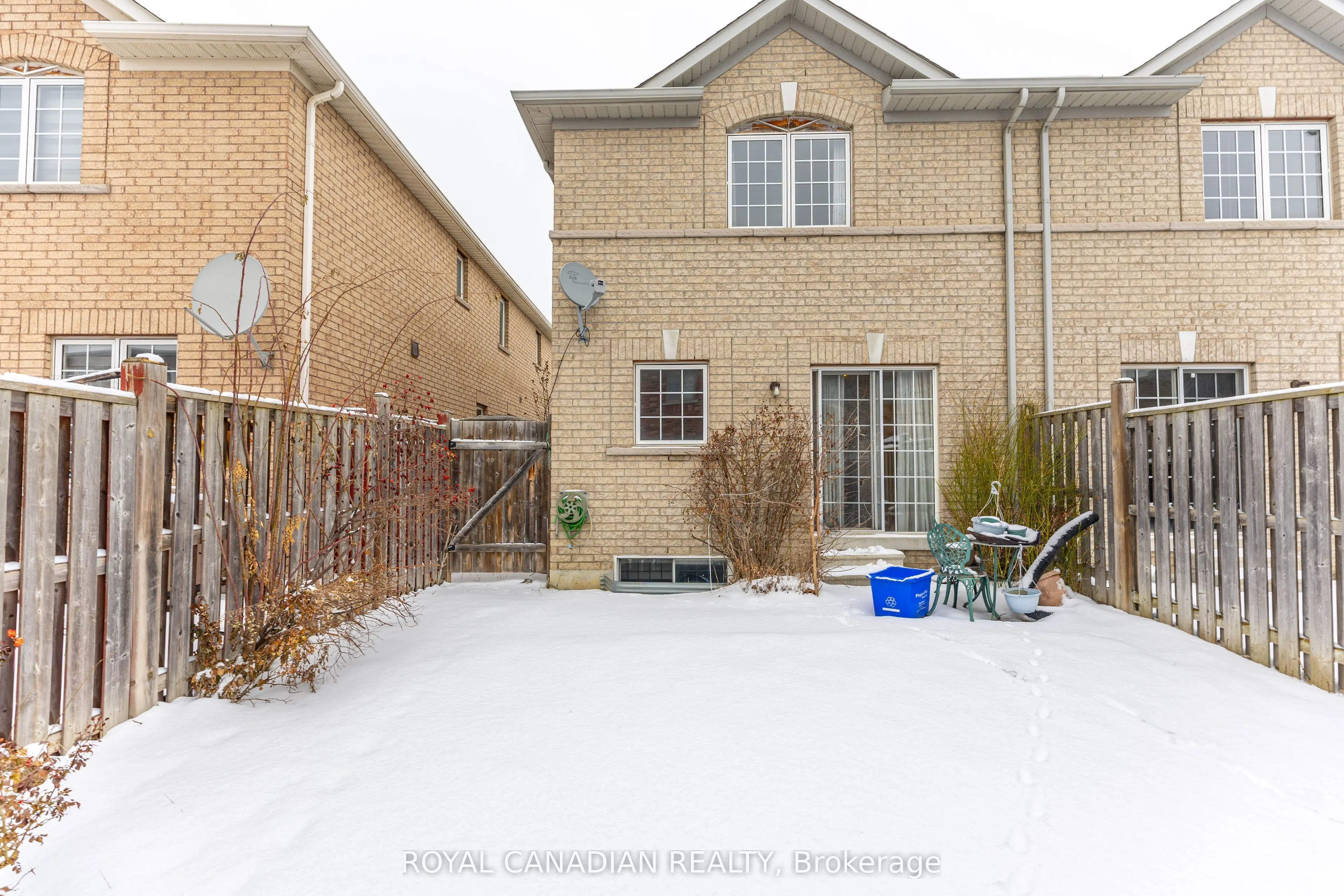 101 Crystalview Crescent