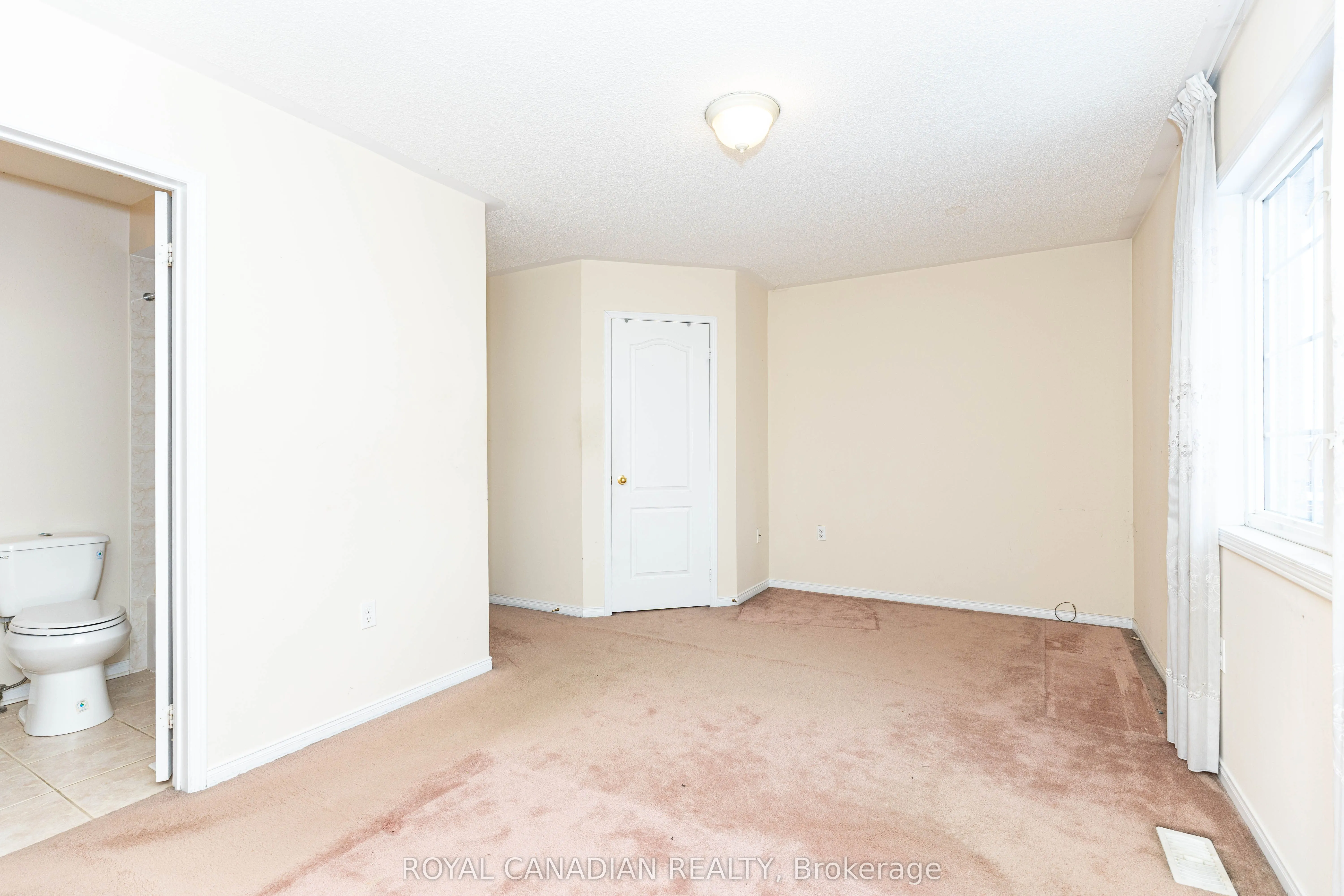101 Crystalview Crescent