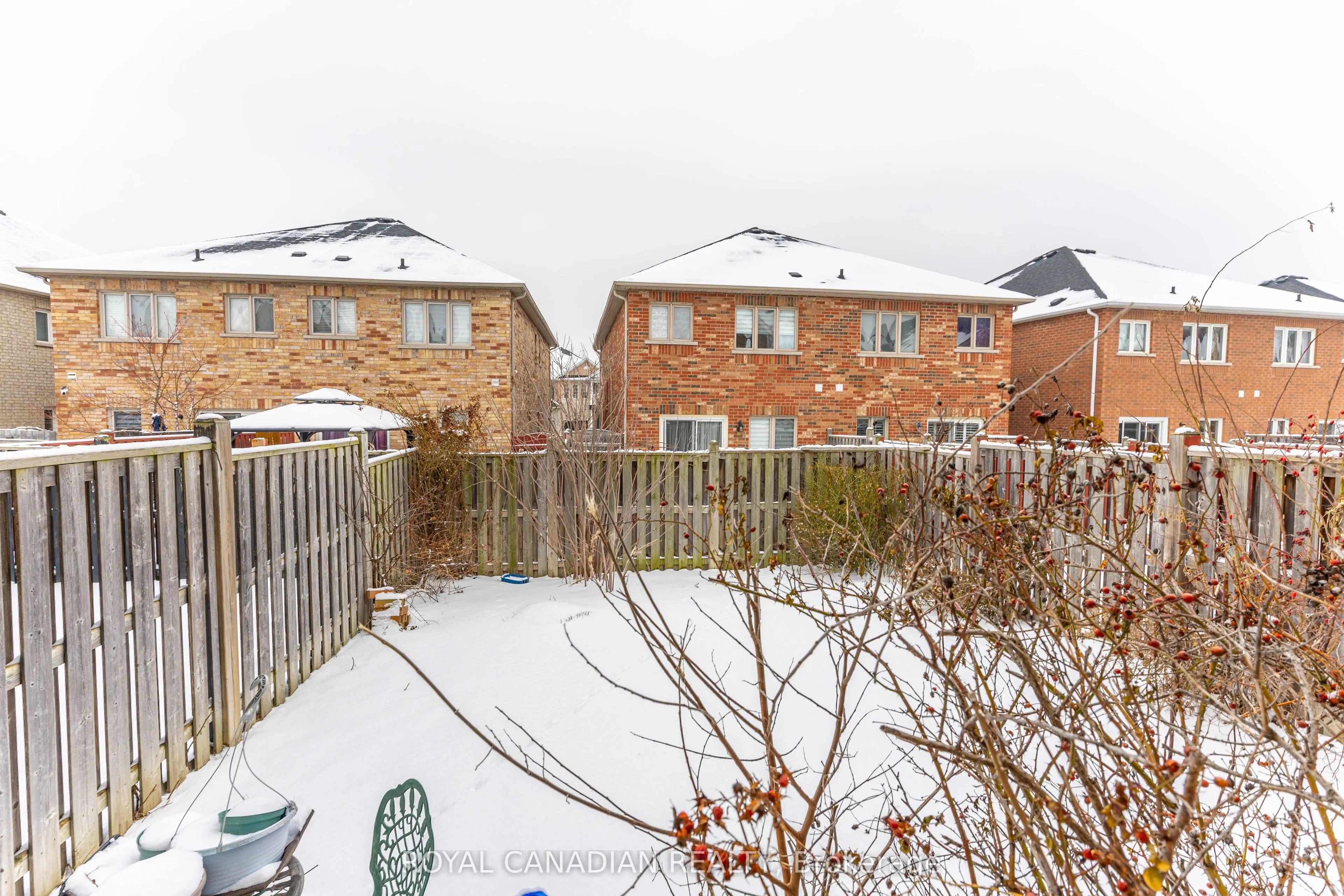 101 Crystalview Crescent
