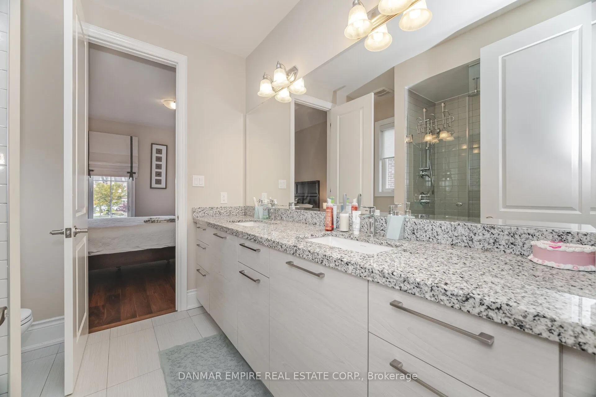 2118 Vineland Crescent
