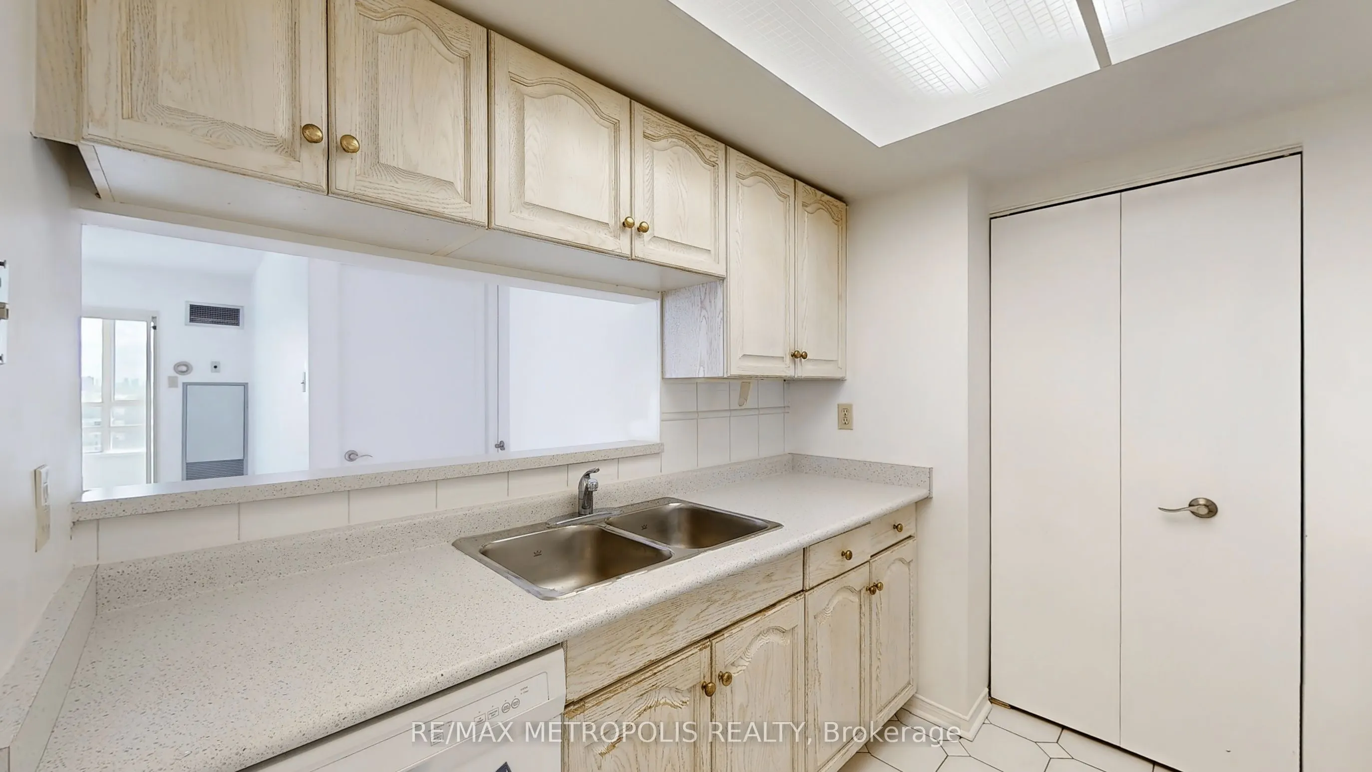 75 King Street E #1609