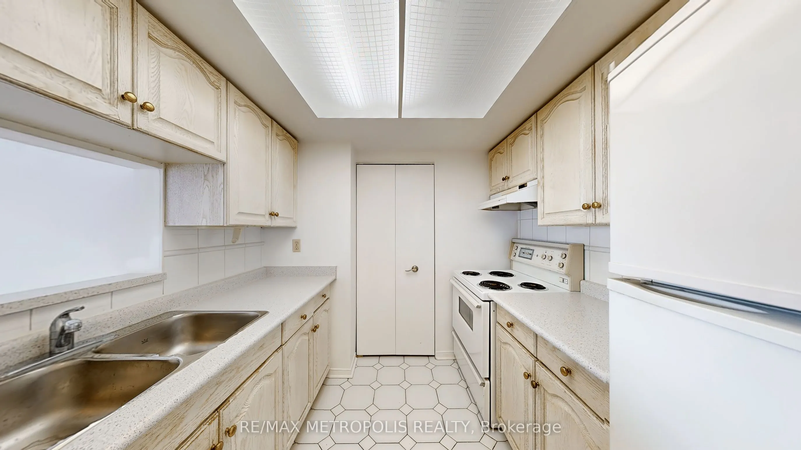 75 King Street E #1609