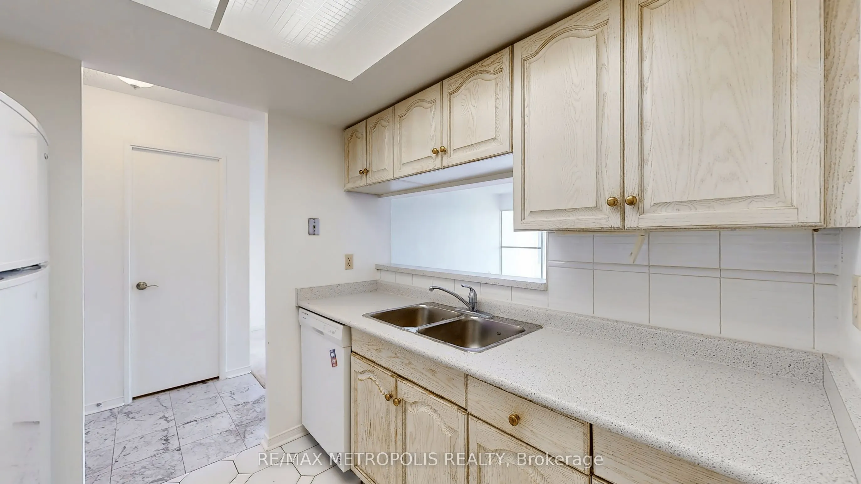 75 King Street E #1609