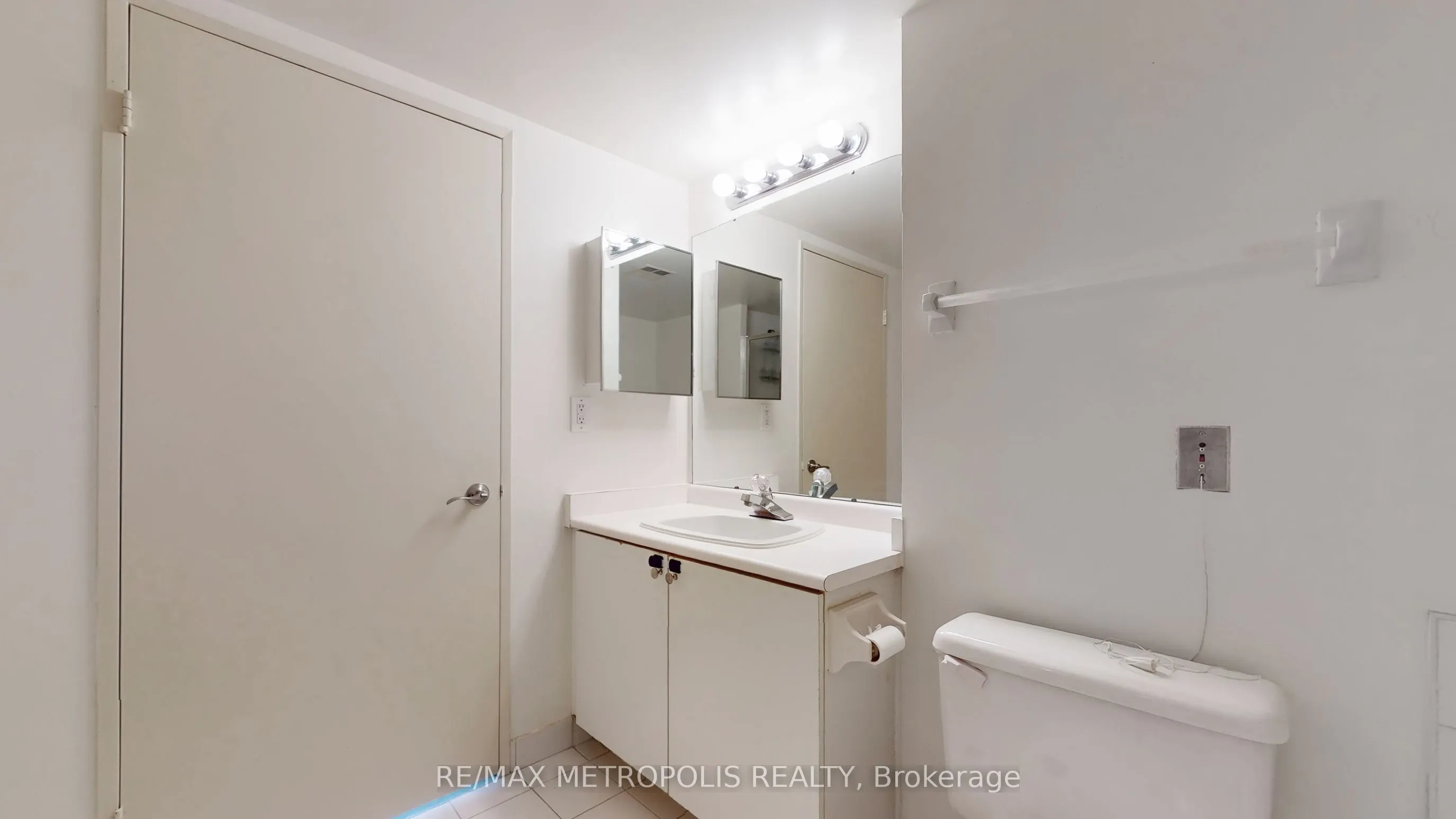 75 King Street E #1709