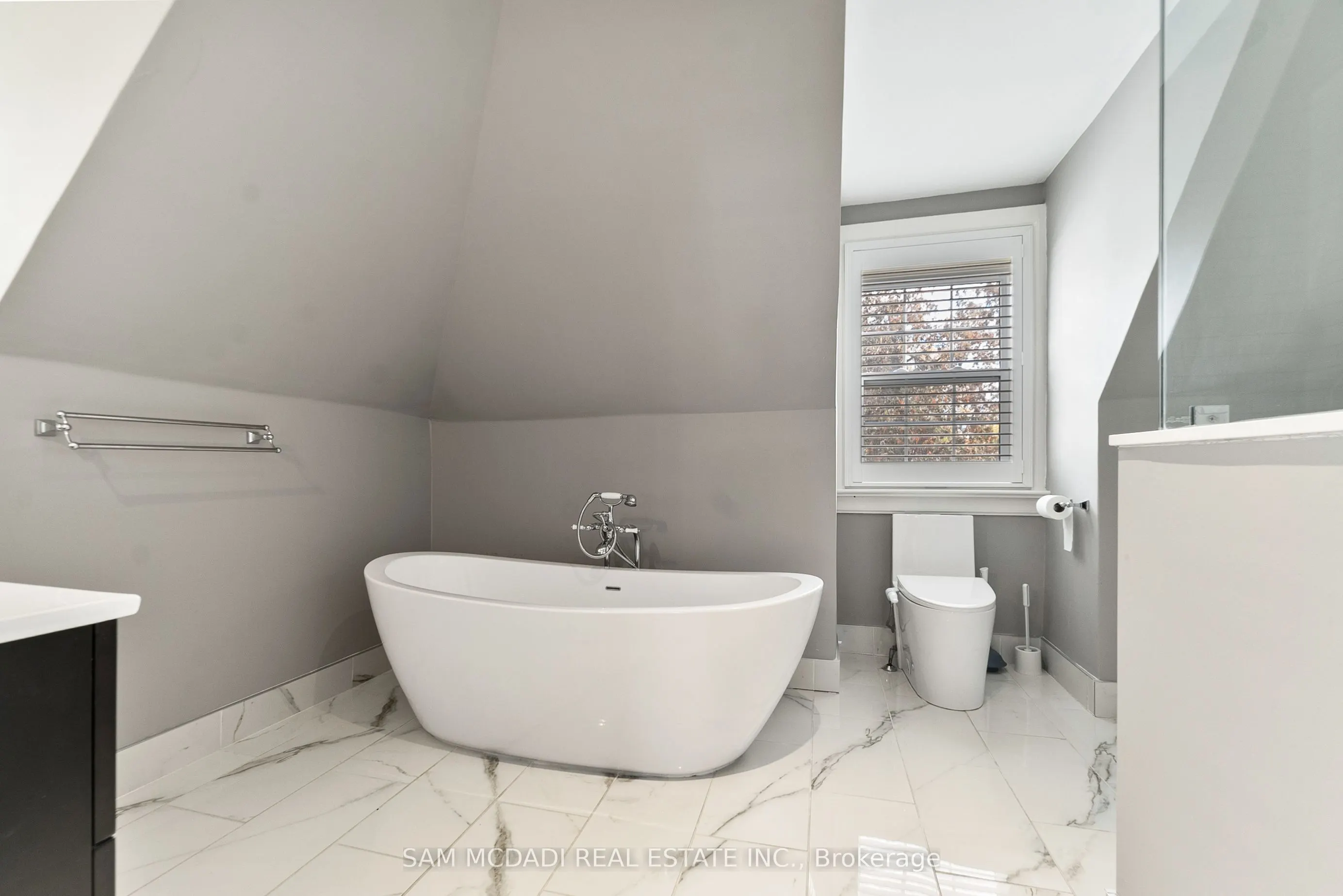 2552 Jarvis Street