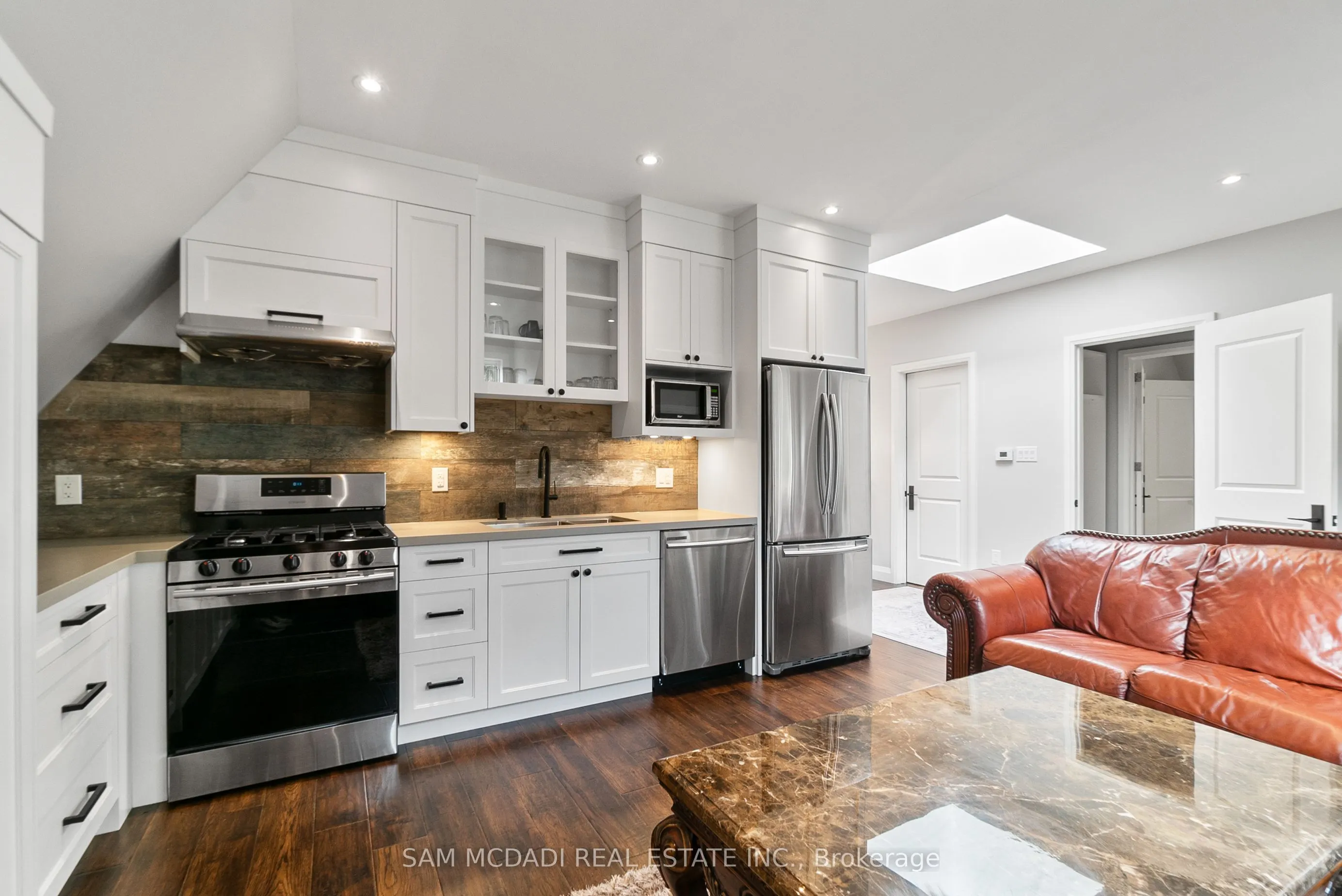 2552 Jarvis Street