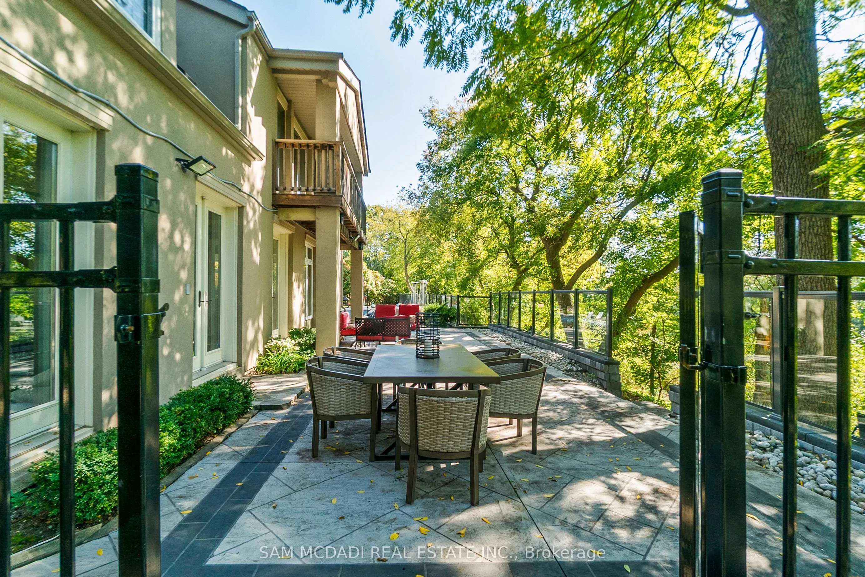2552 Jarvis Street