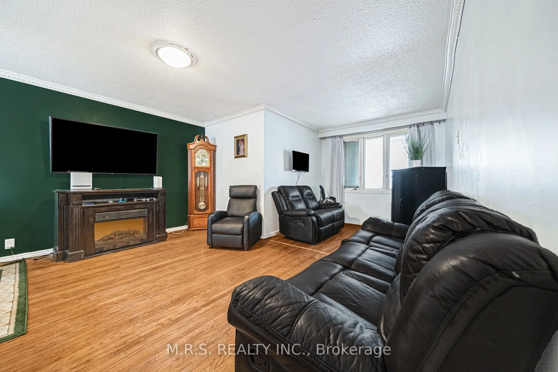 61 Bloomington Crescent