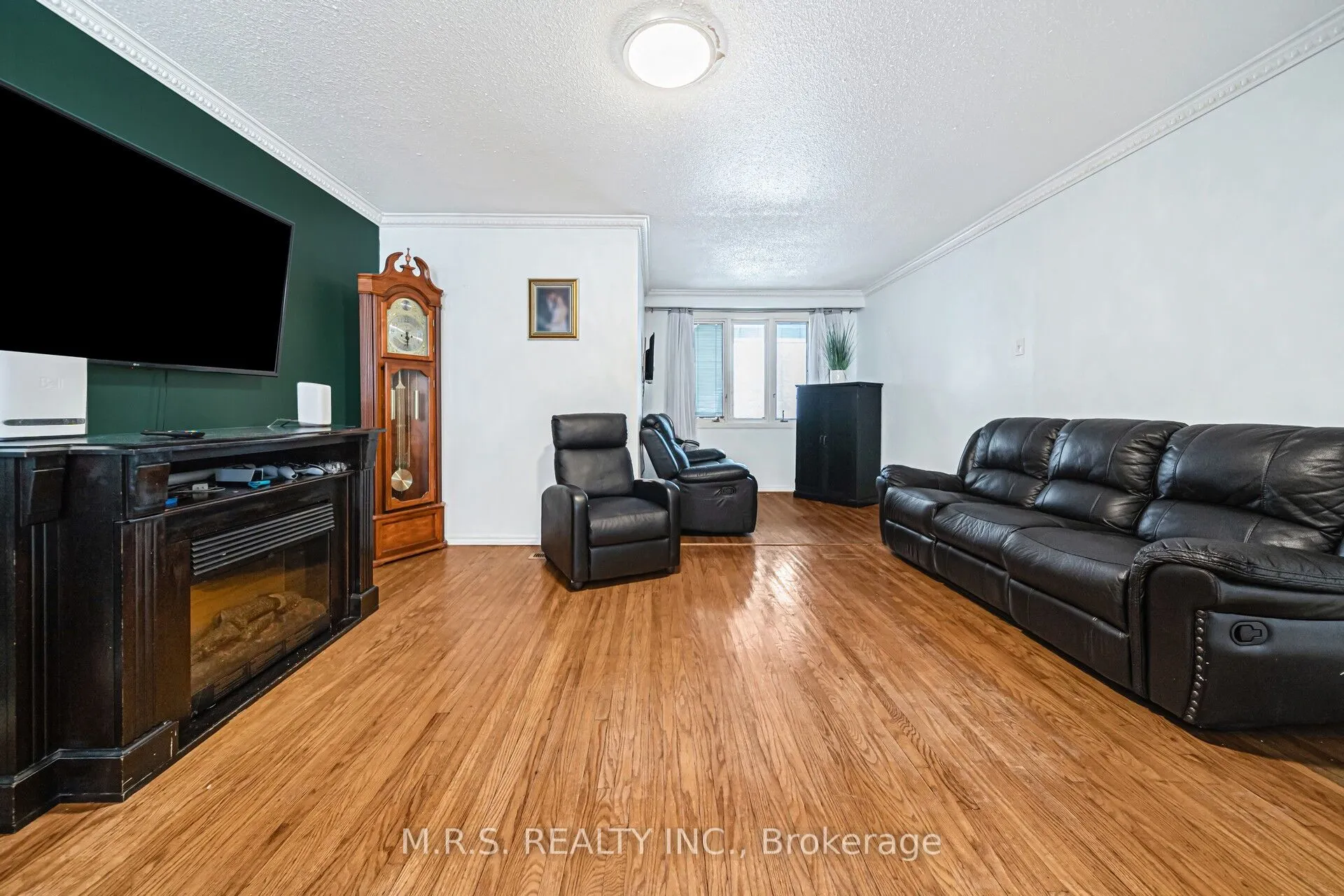 61 Bloomington Crescent