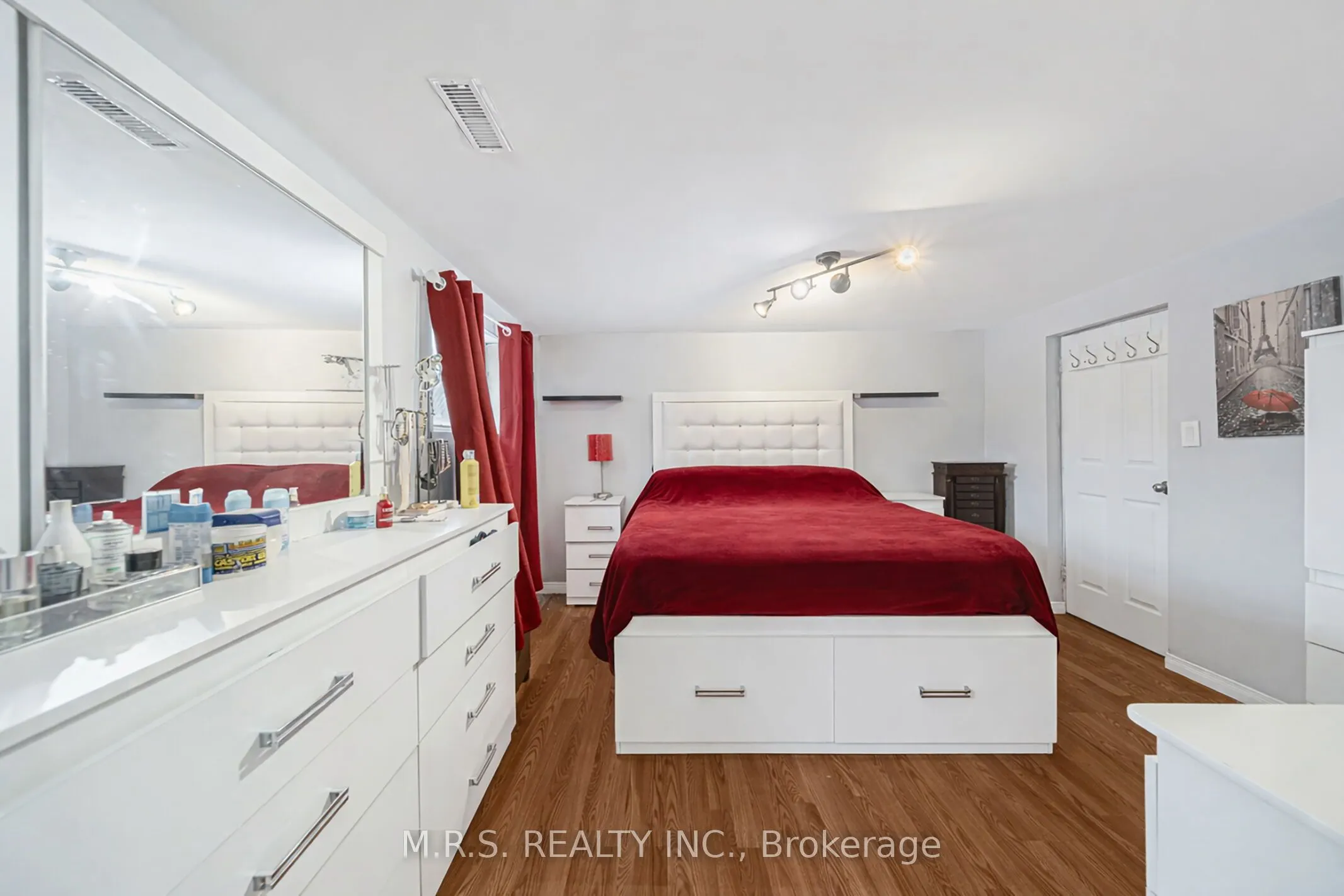61 Bloomington Crescent
