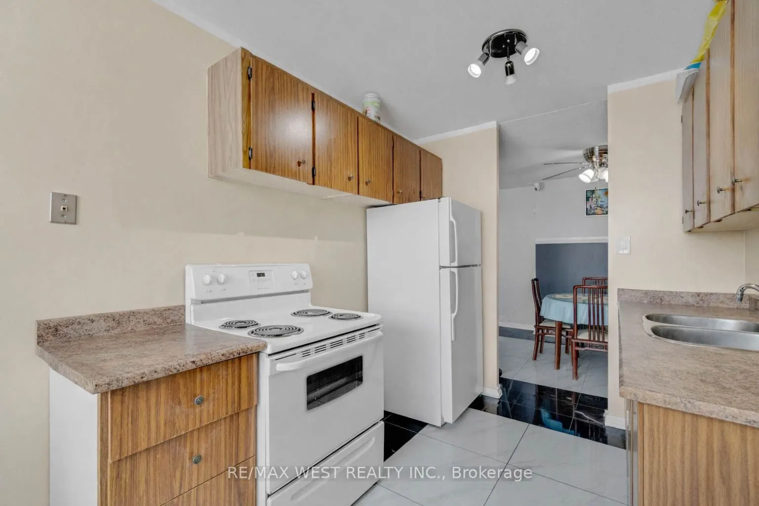 21 Knightsbridge Road #407