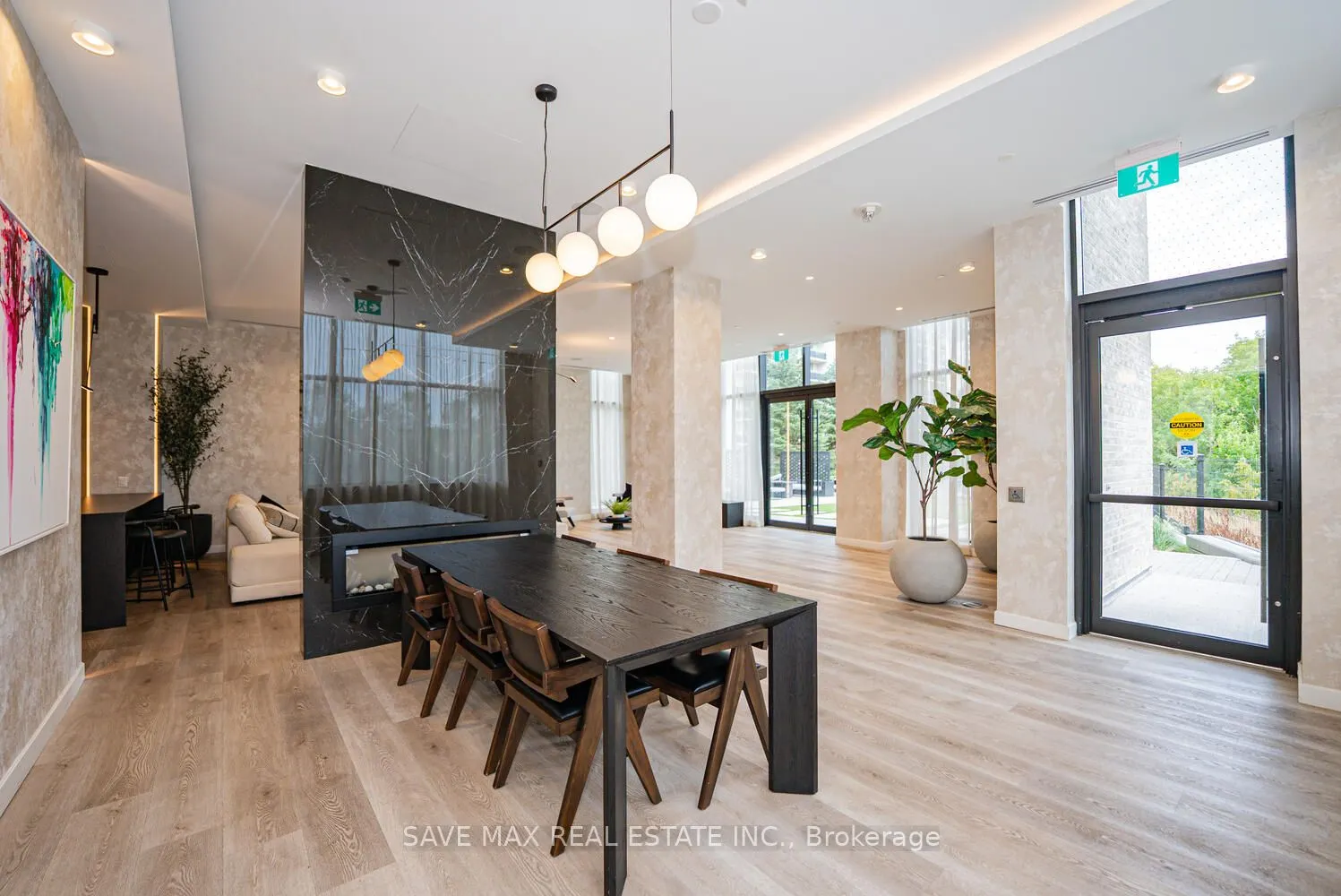 86 Dundas Street E #916