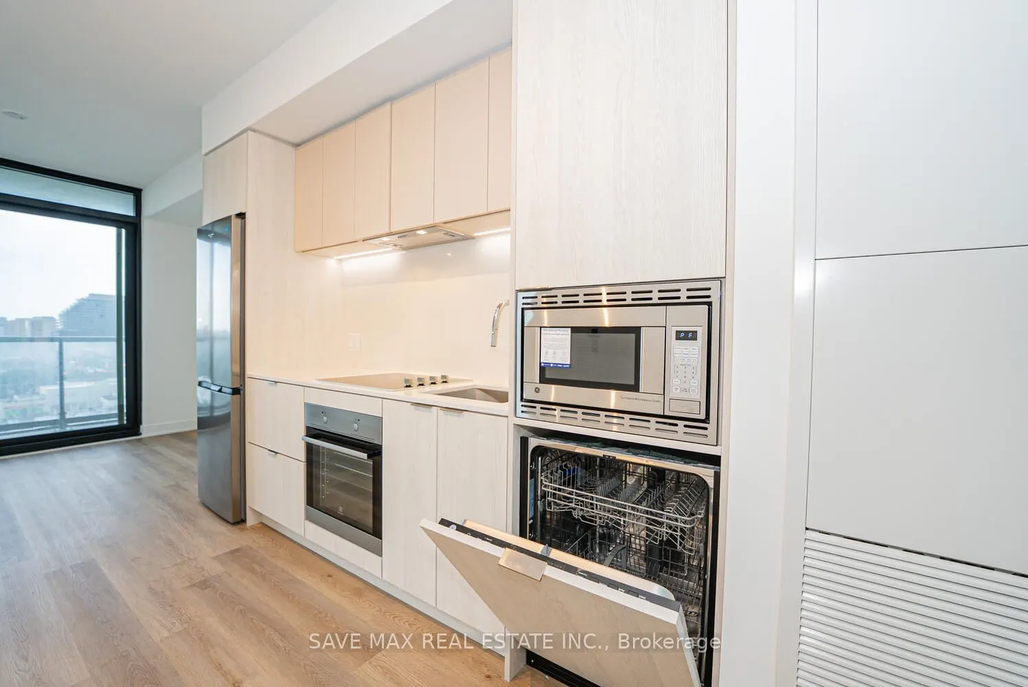 86 Dundas Street E #916