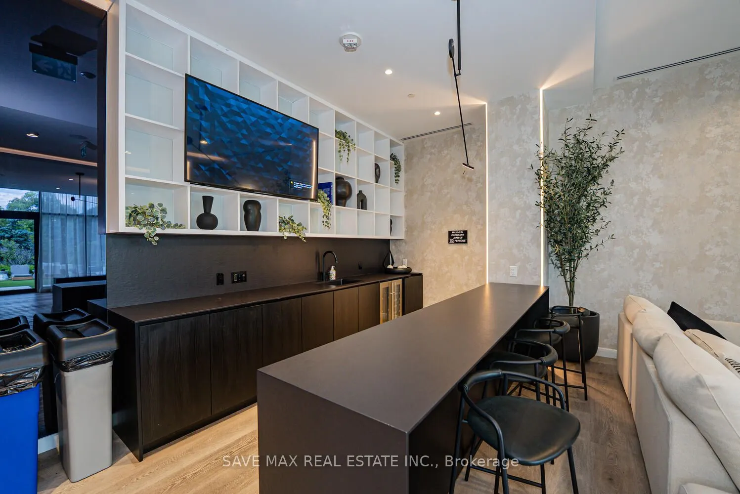 86 Dundas Street E #916
