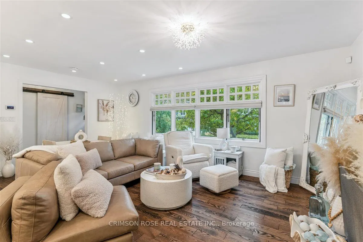 89 Holyrood Avenue