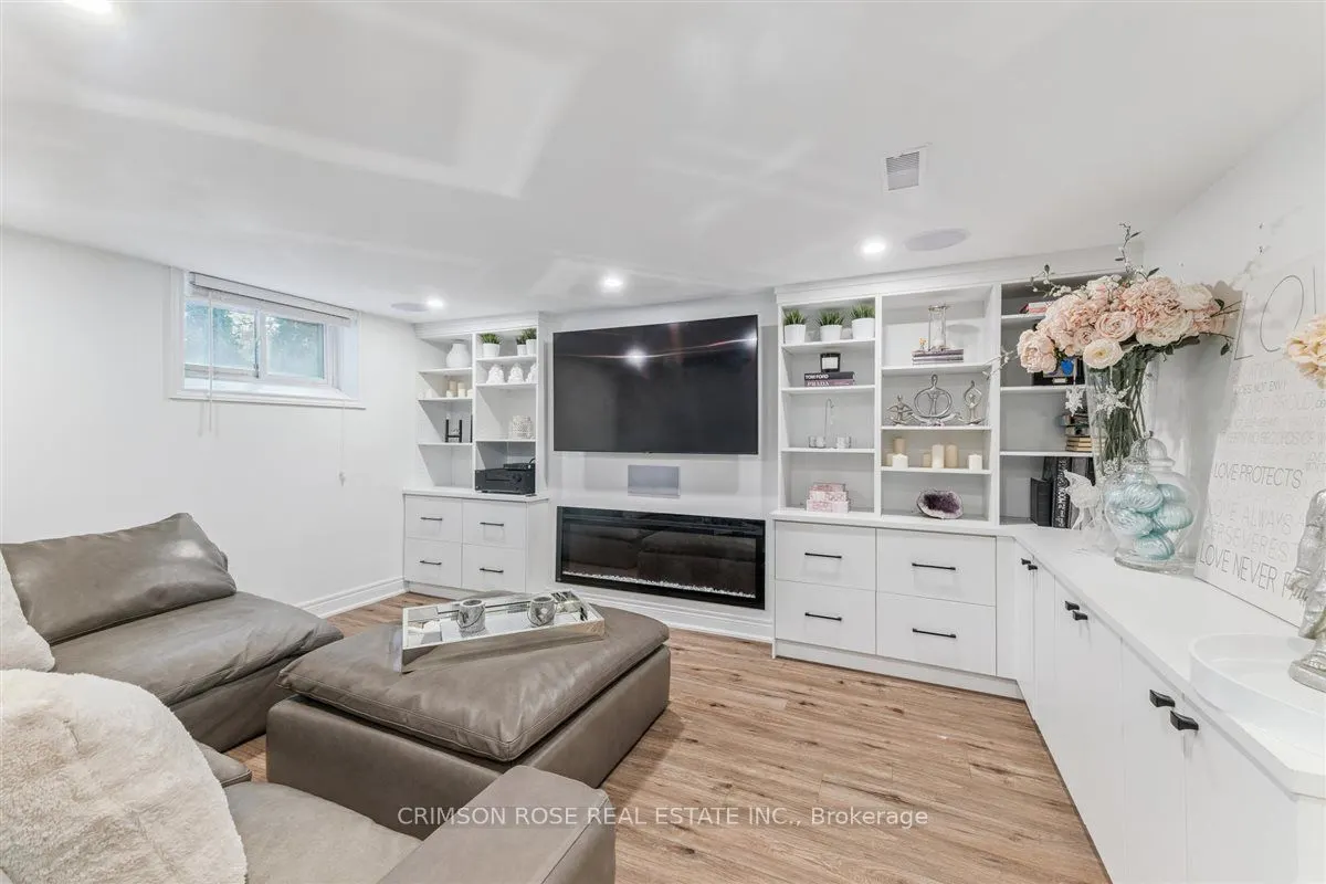 89 Holyrood Avenue