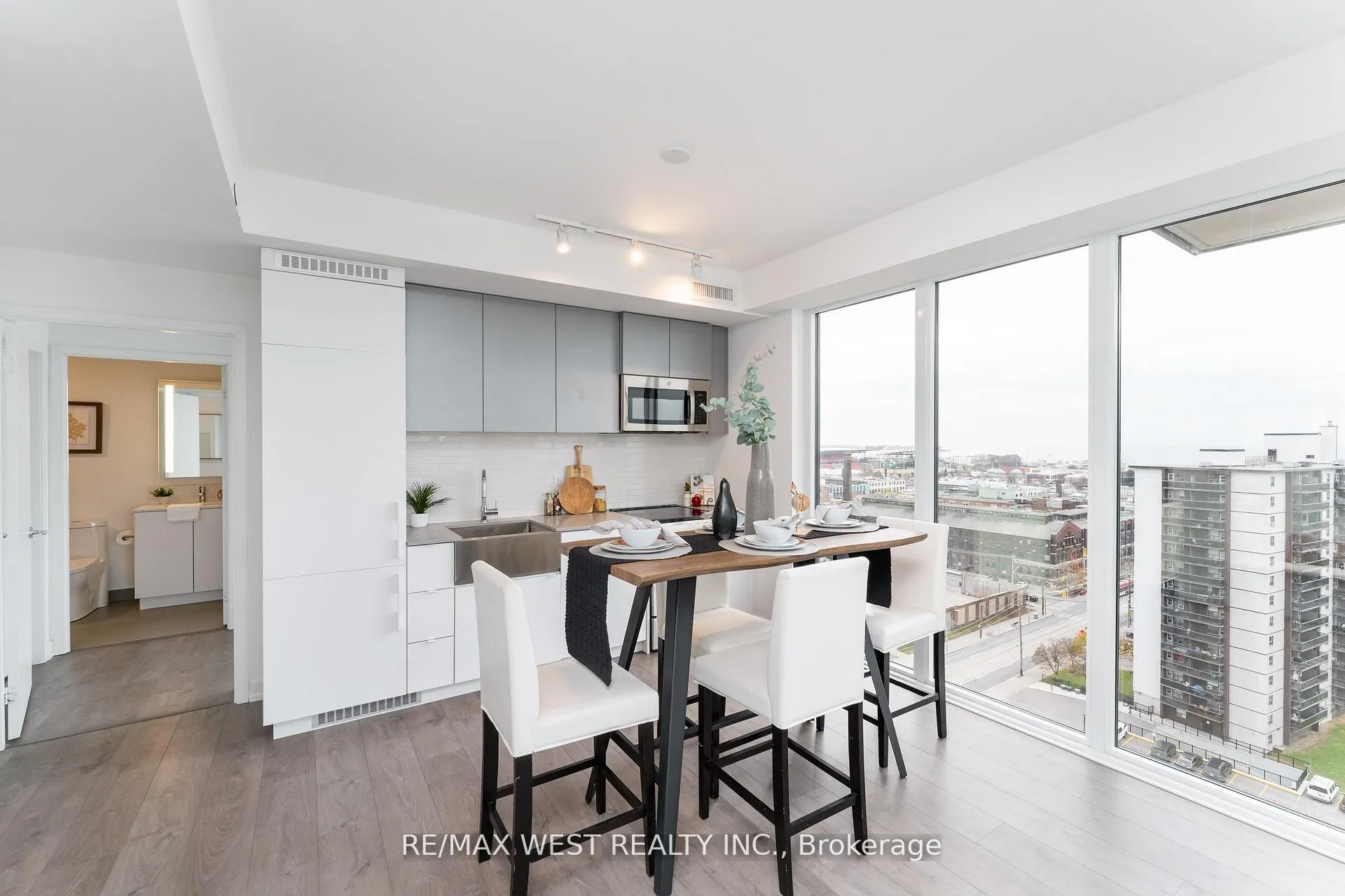 270 Dufferin Street W #1207