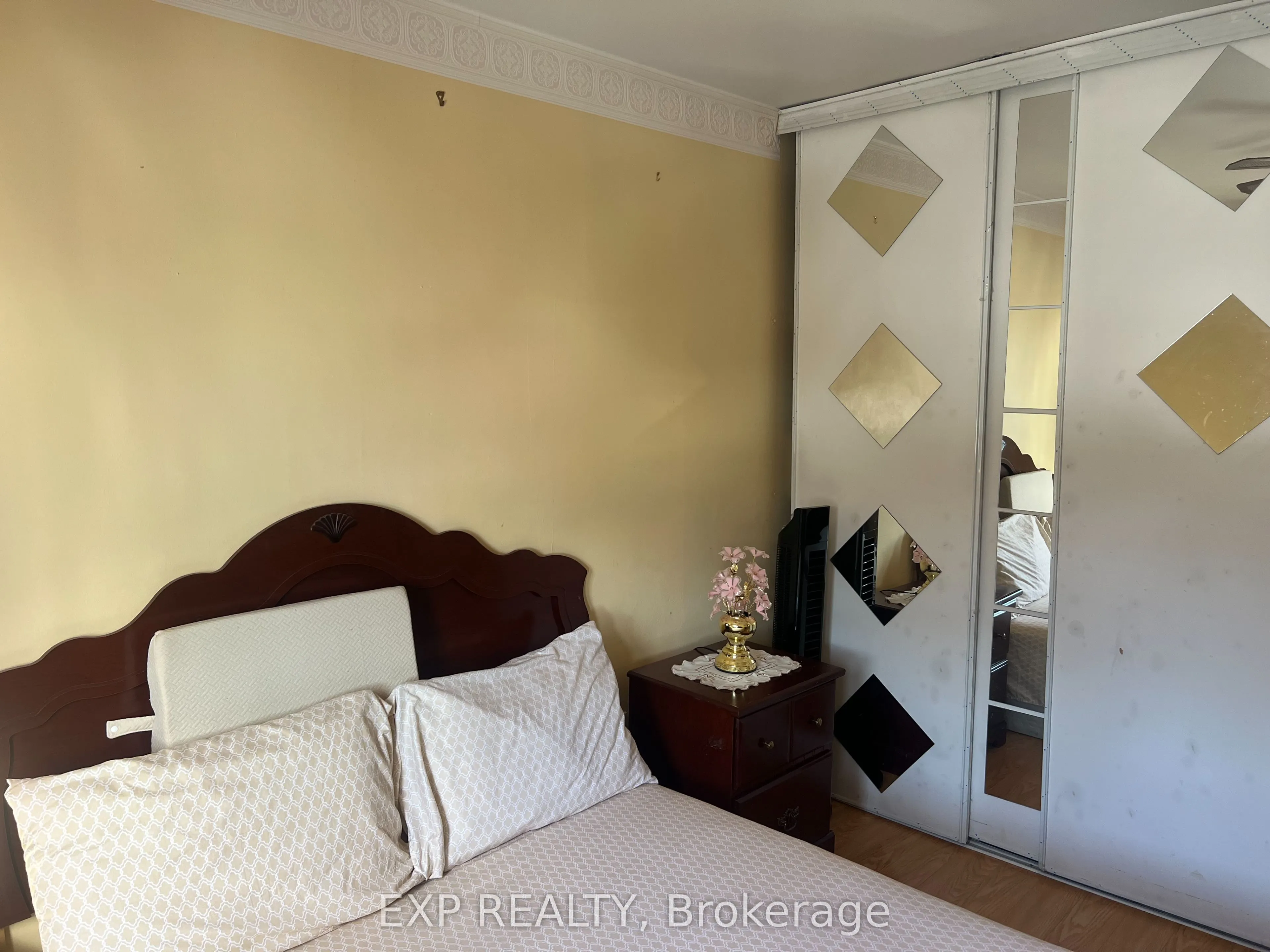 1660 Bloor Street #208