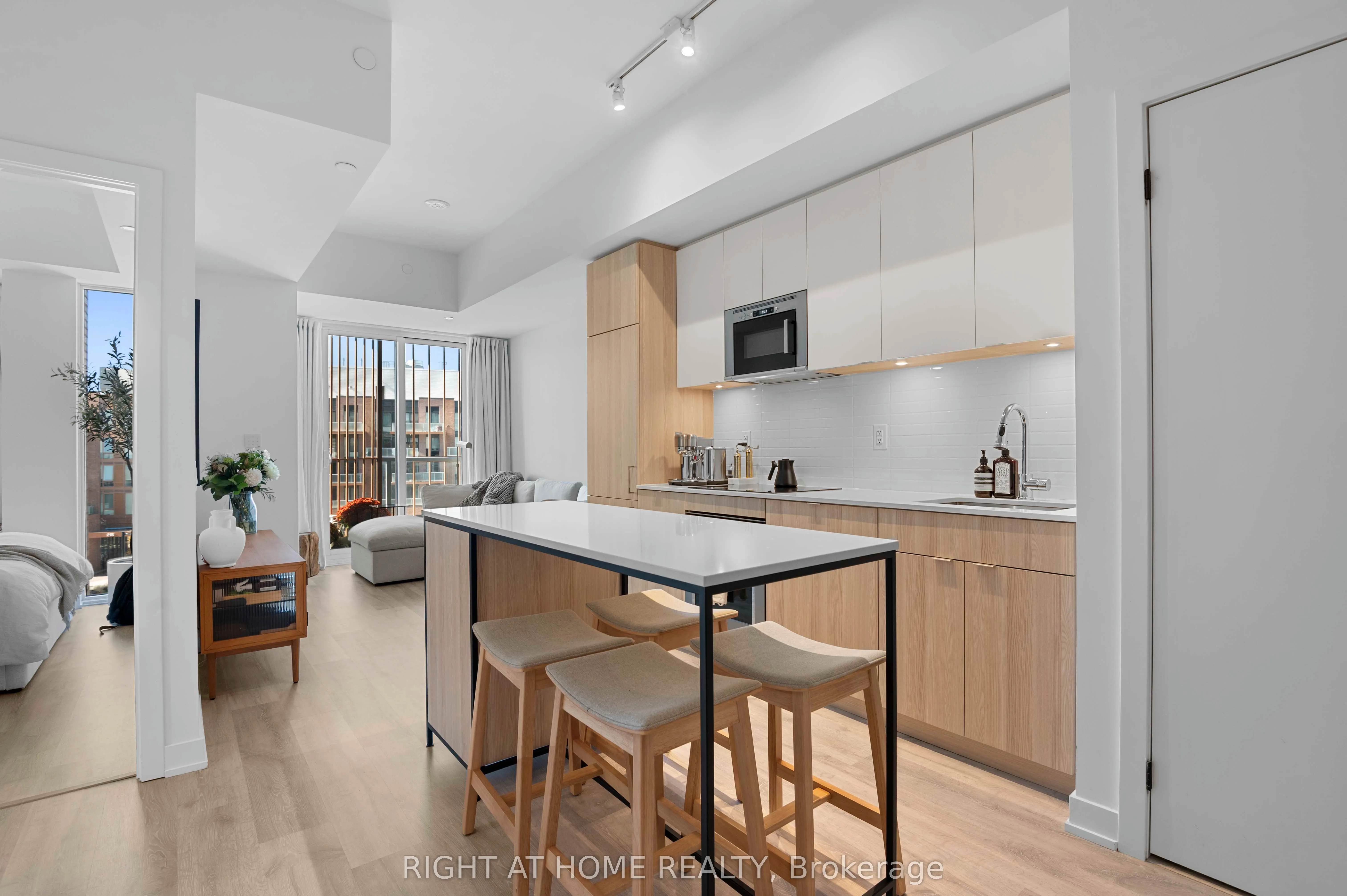 220 Missinnihe Way #403