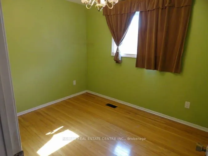 879 Consort Crescent