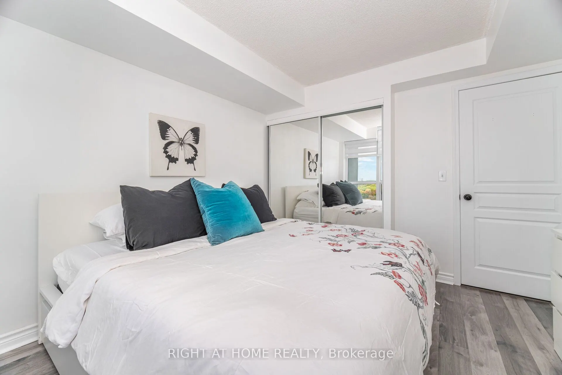 2545 Erin Centre Boulevard #1211