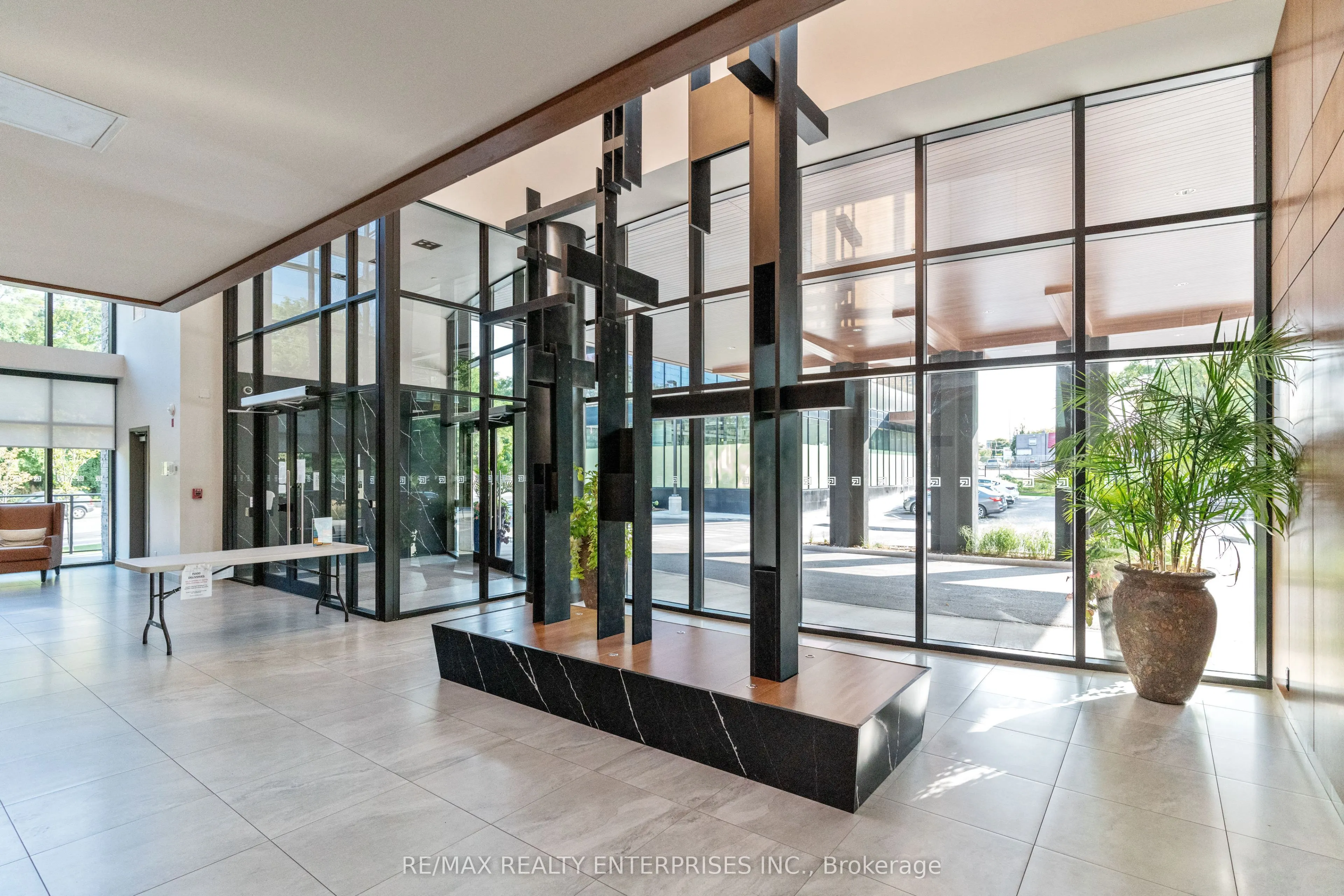 1575 Lakeshore Road W #GR17