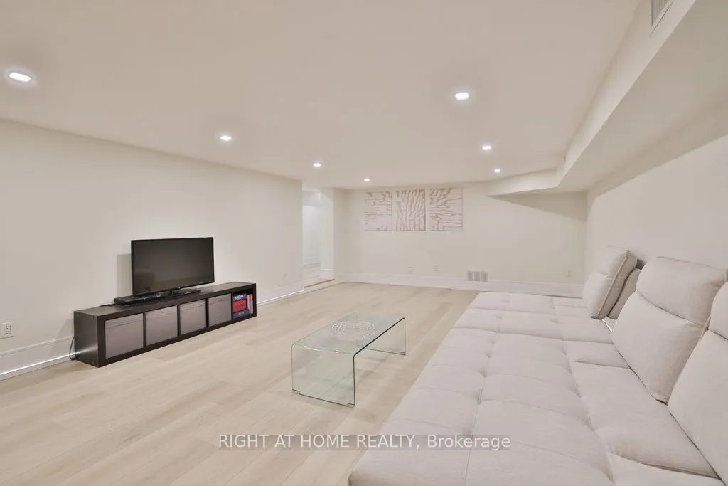 471 Country Club Crescent