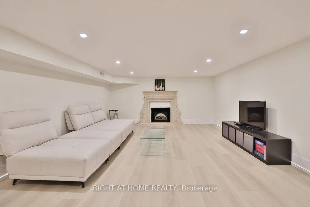 471 Country Club Crescent