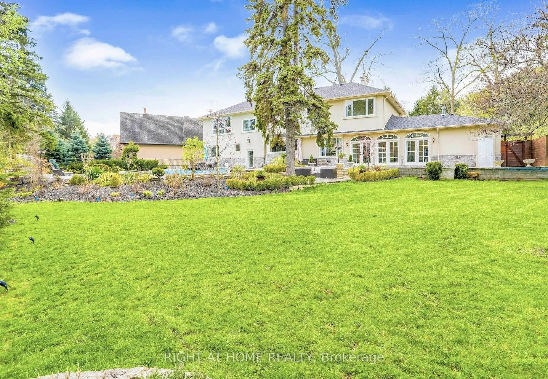 471 Country Club Crescent