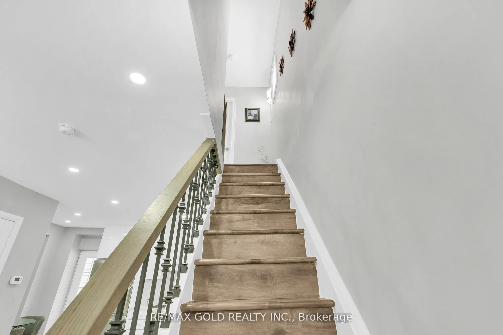 8 Fairglen Crescent