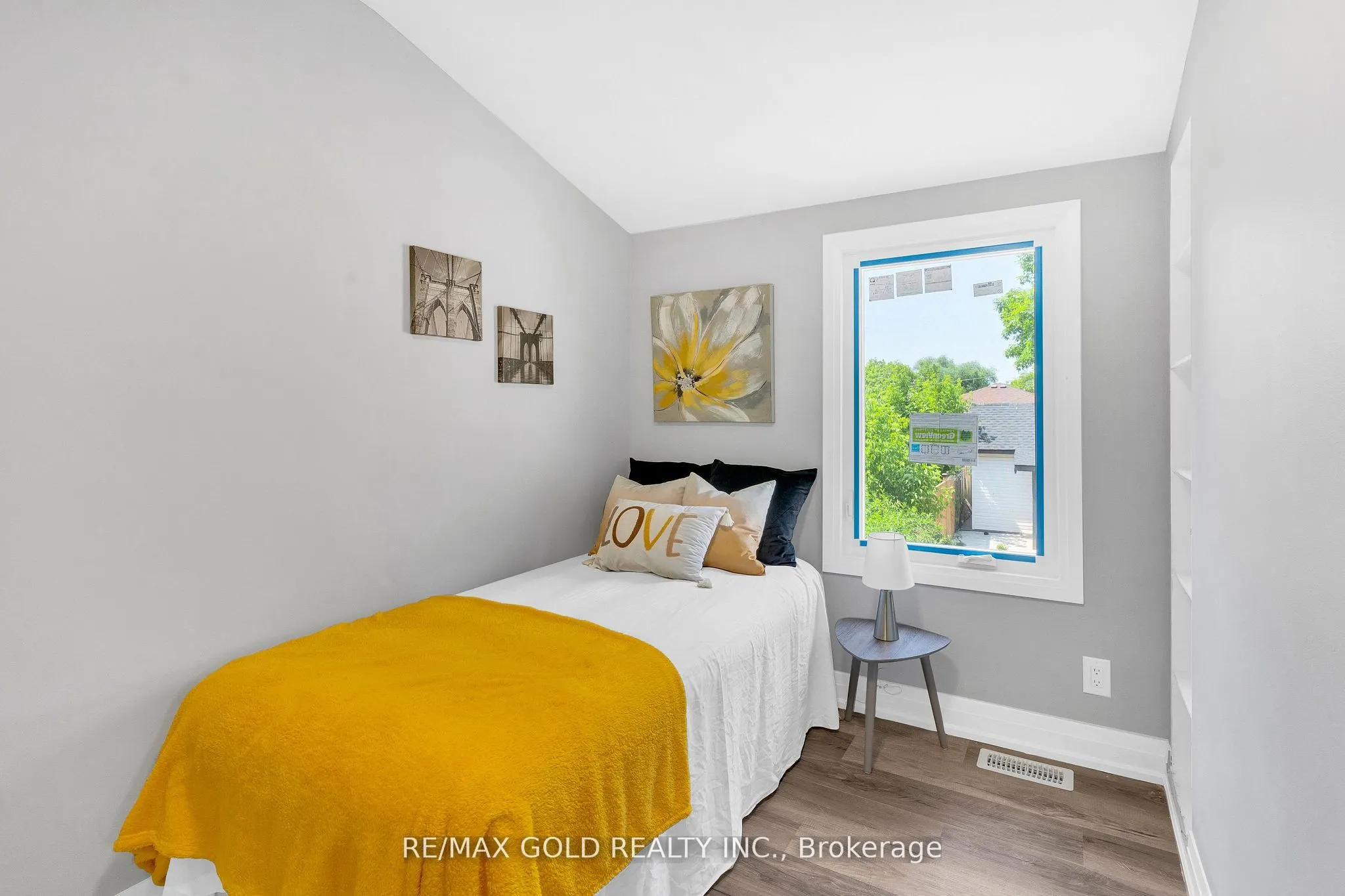 8 Fairglen Crescent