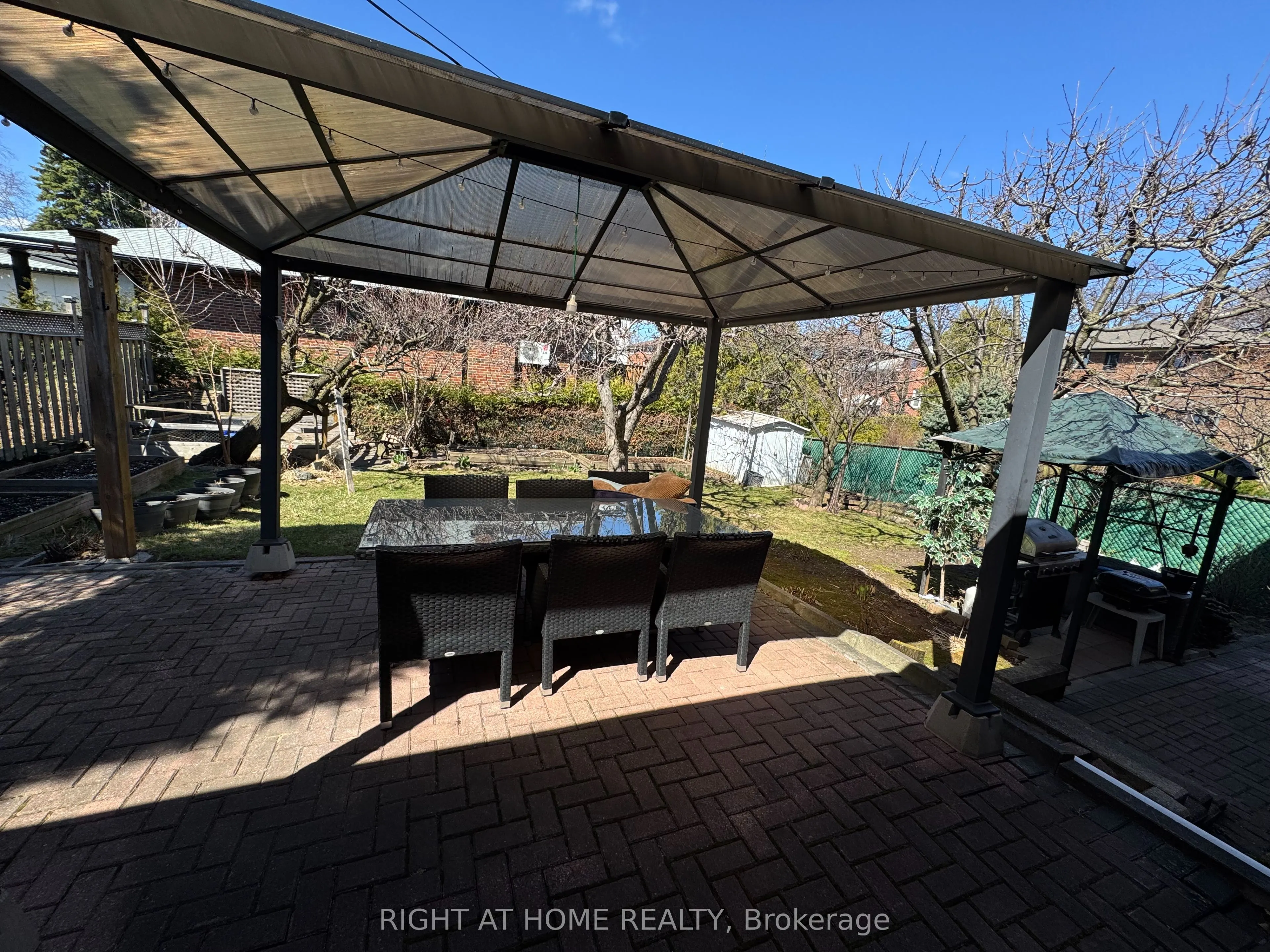 258 La Rose Avenue