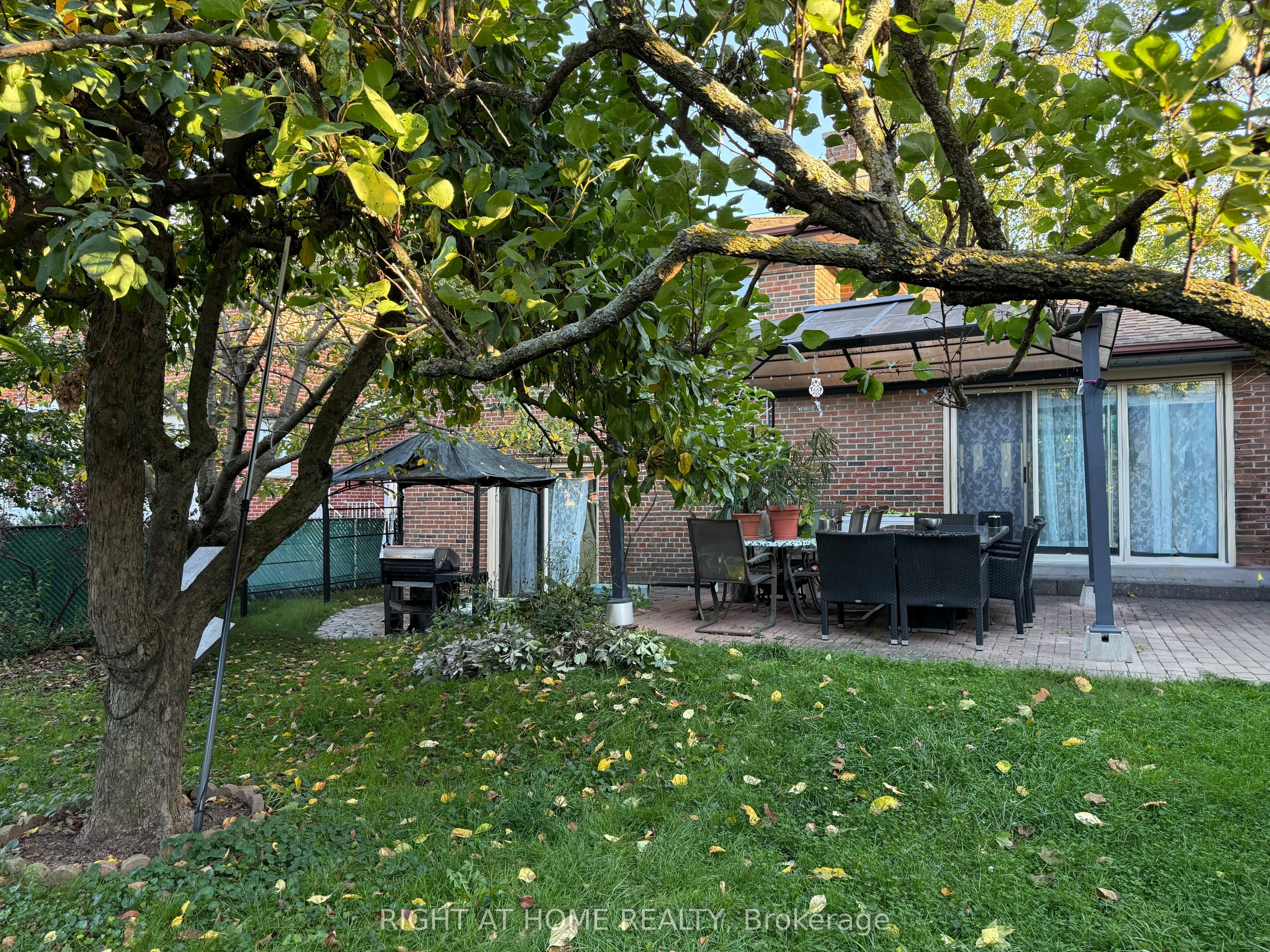 258 La Rose Avenue