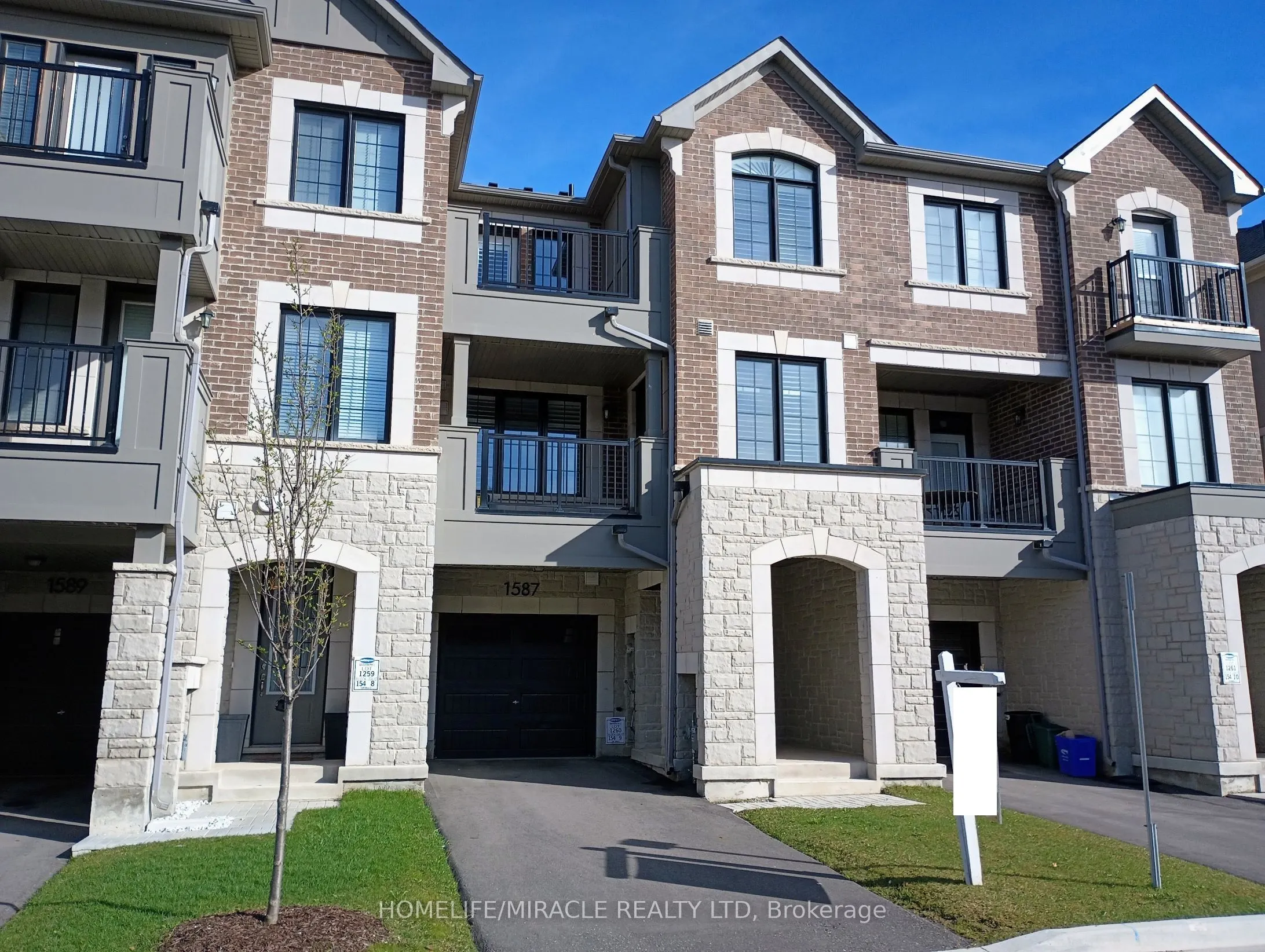 1587 Moira Crescent