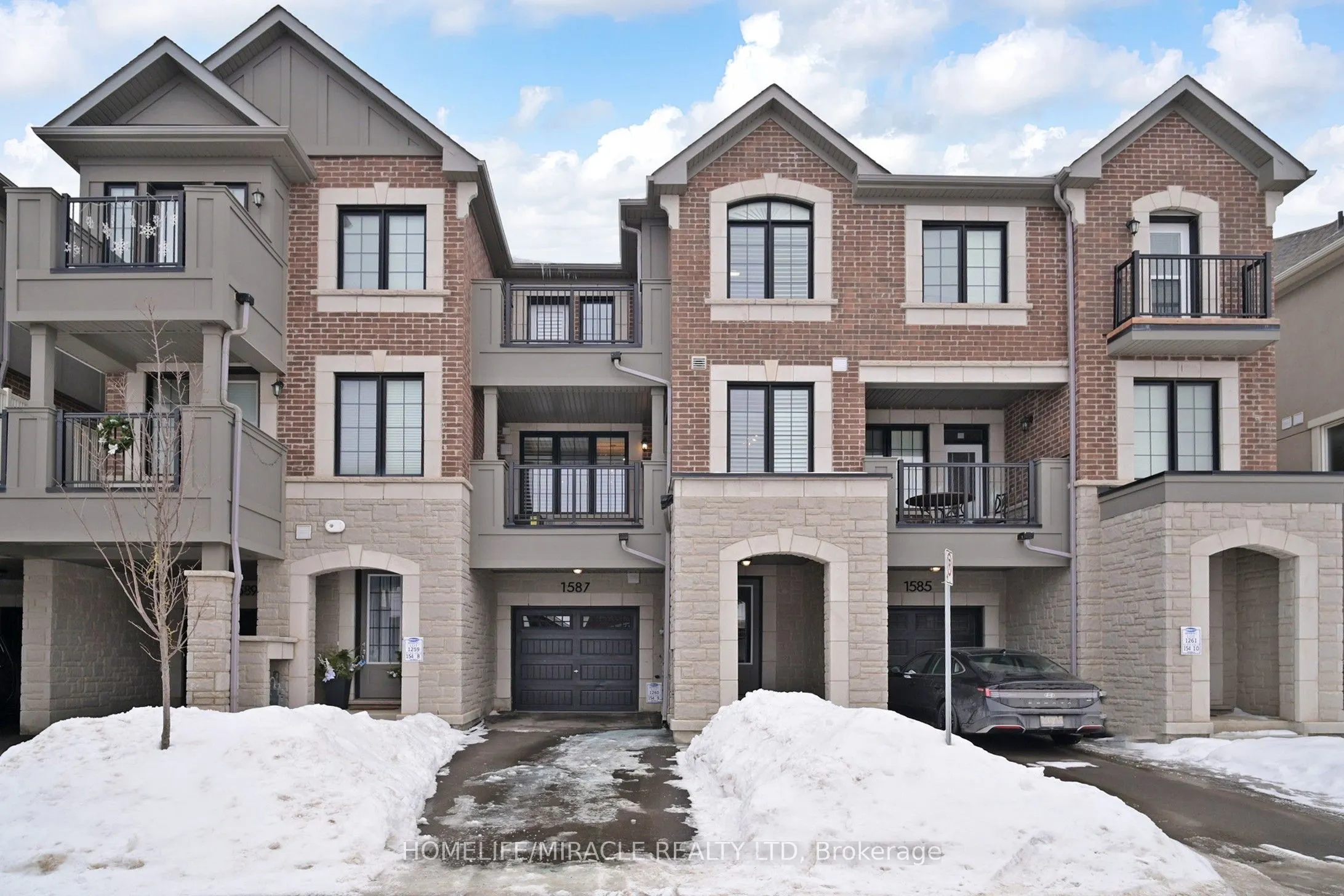 1587 Moira Crescent