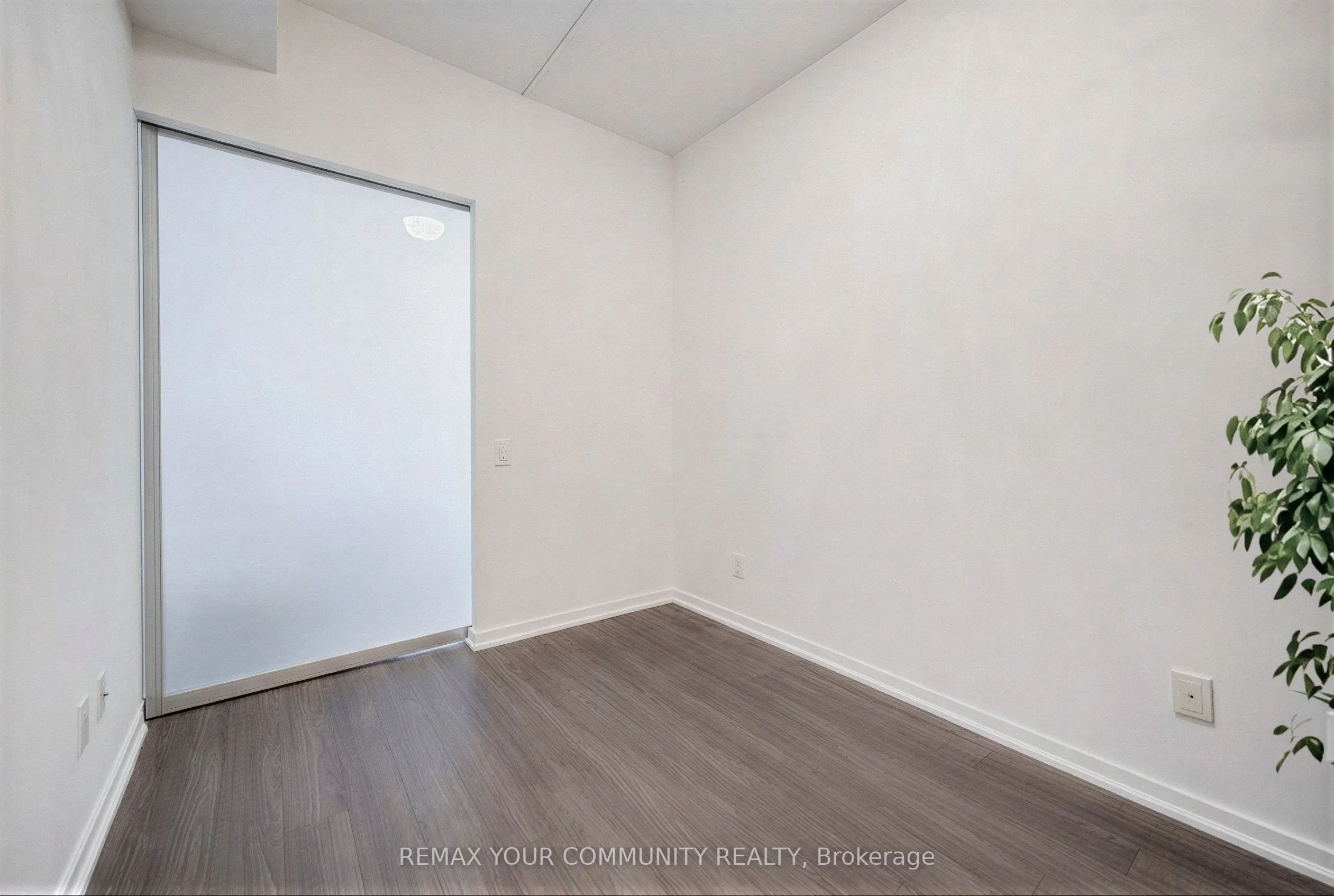 105 The Queensway #812