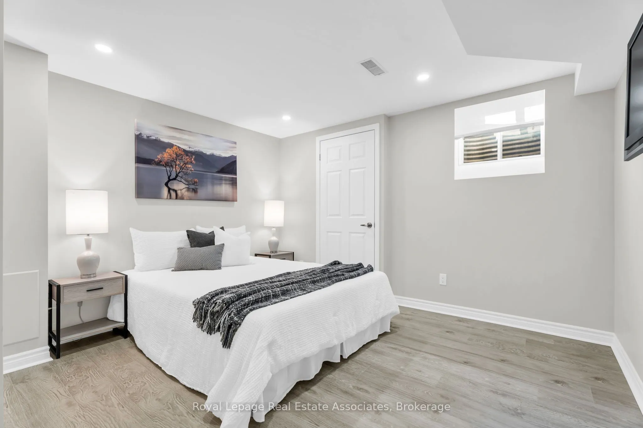 879 Etherington Way