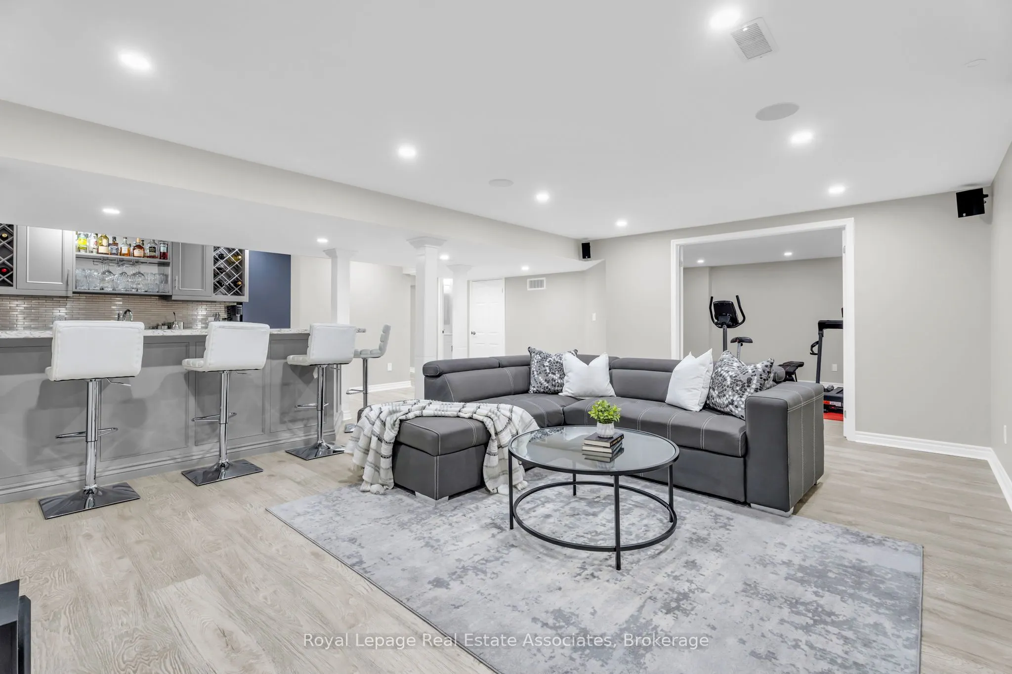 879 Etherington Way