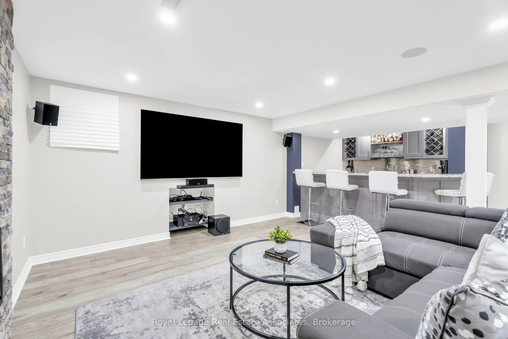 879 Etherington Way