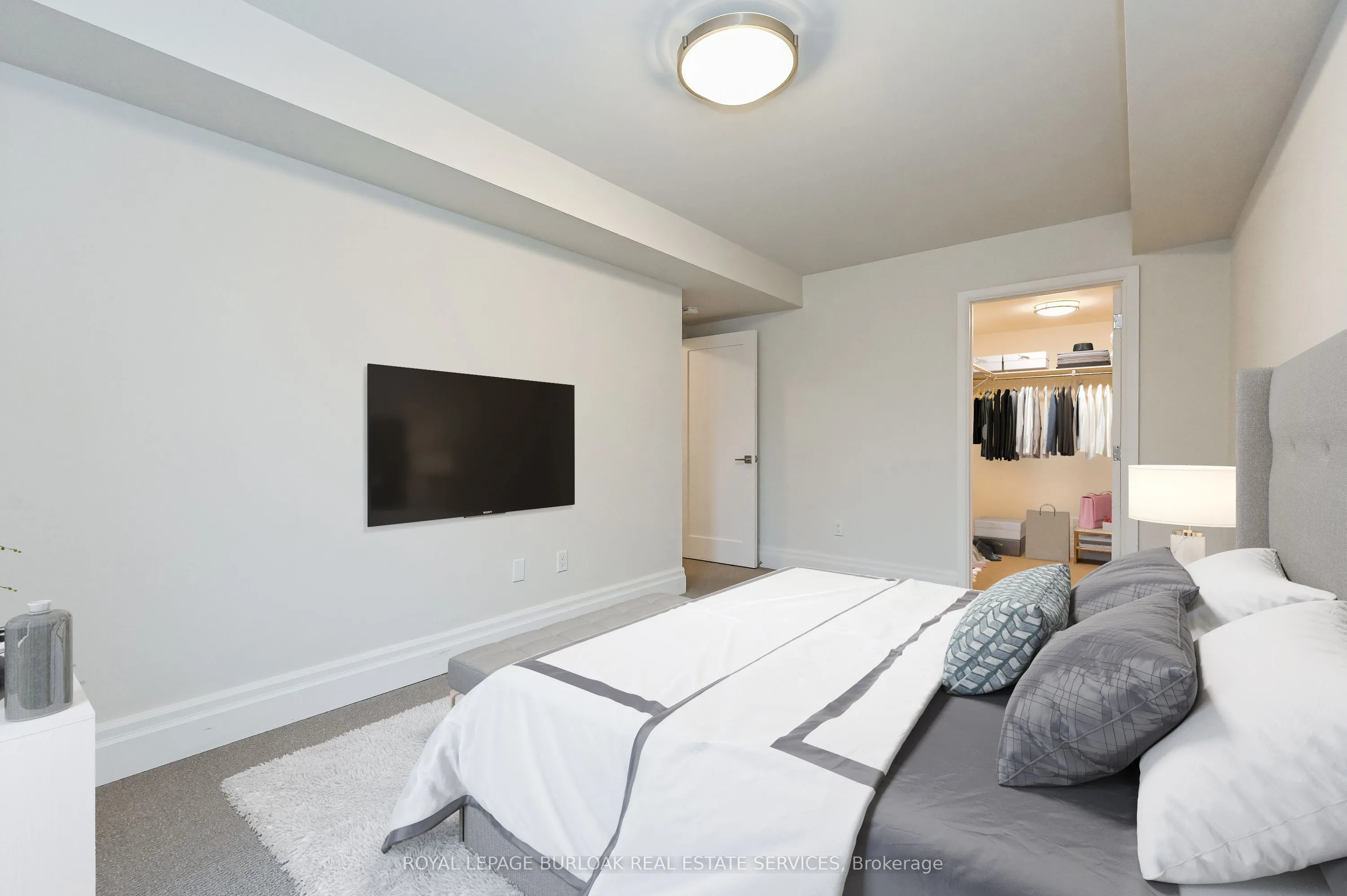 760 Lakeshore Road E #207