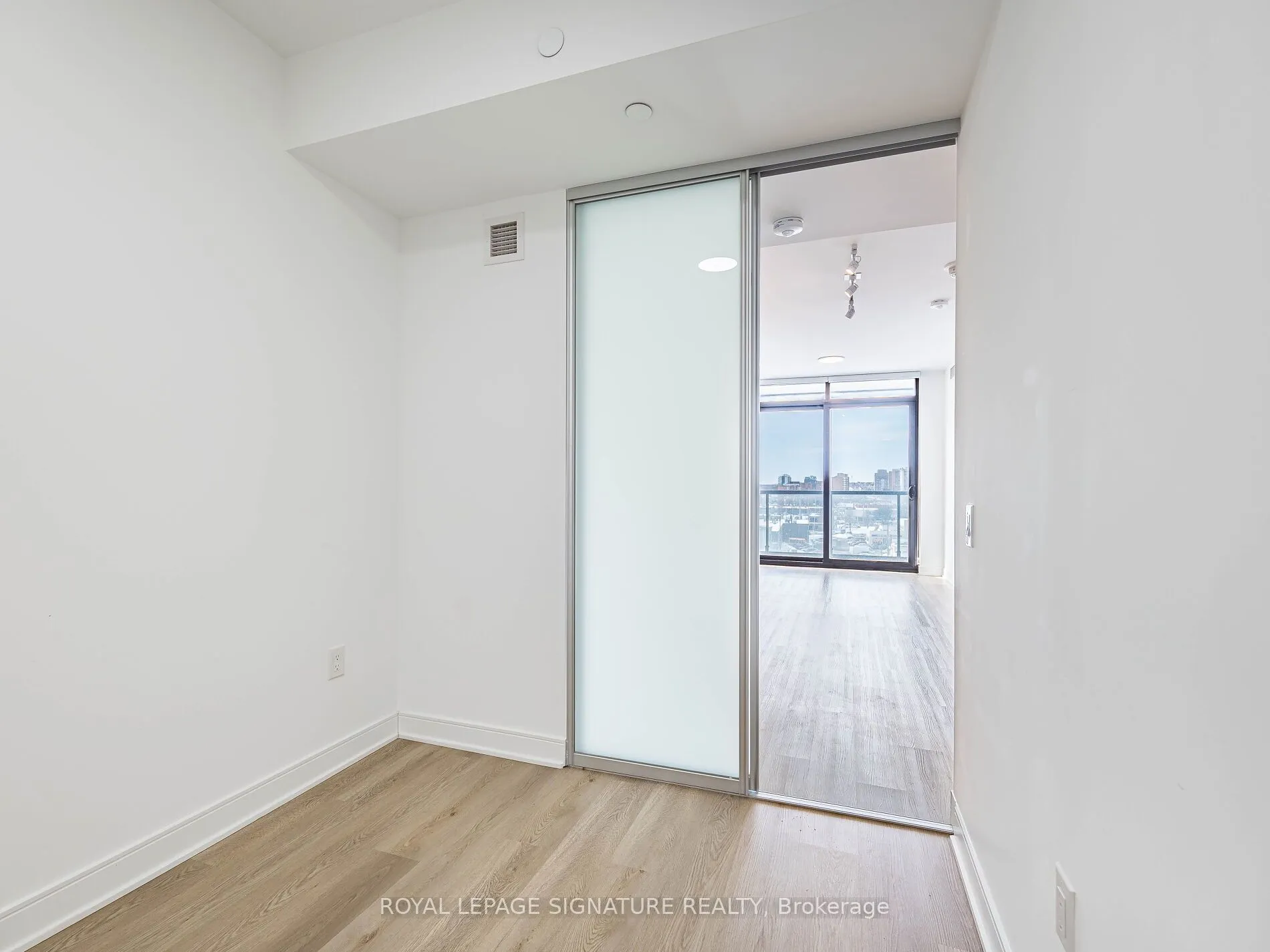 86 Dundas Street E #622