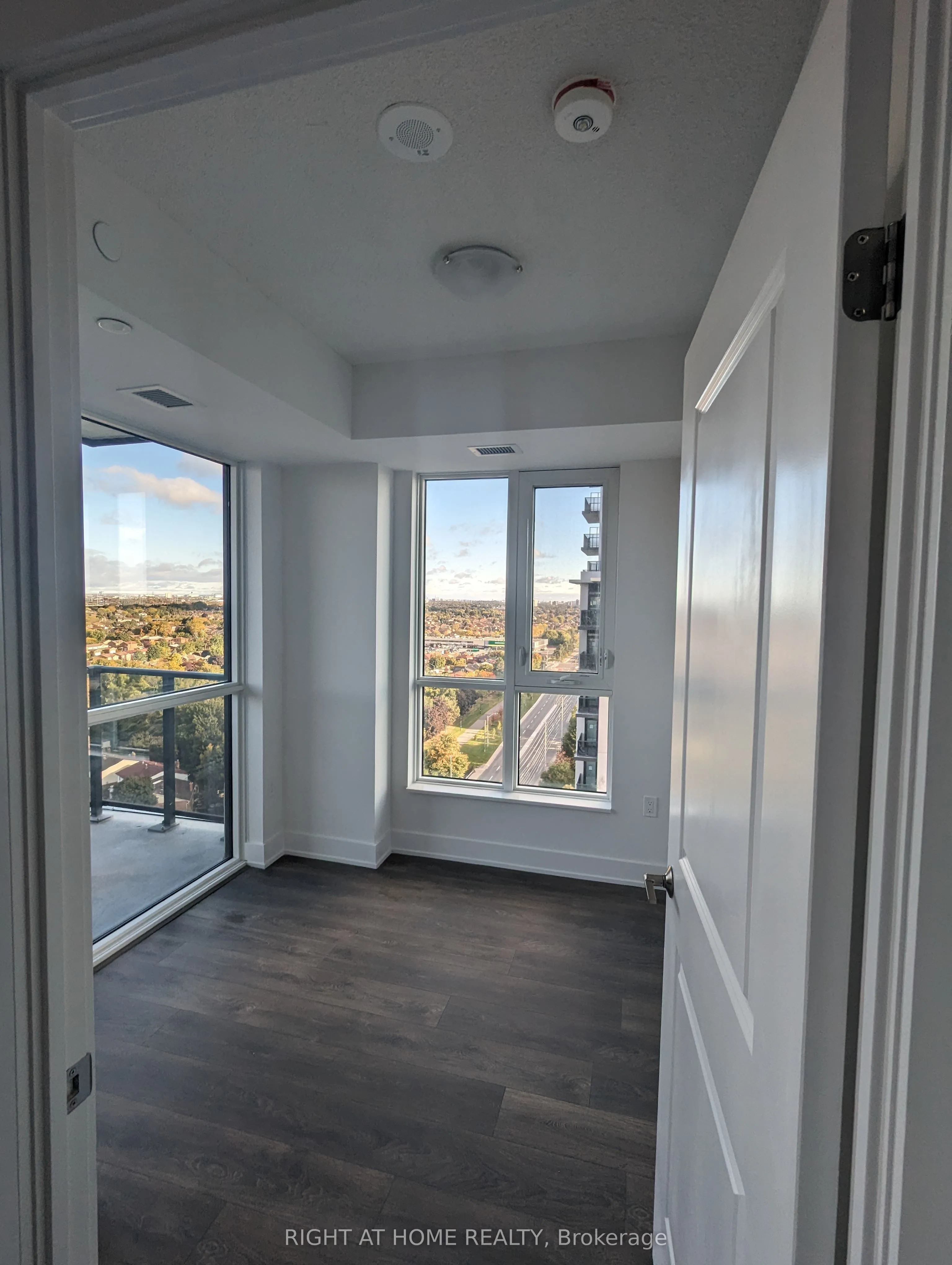 202 Burnhamthorpe Road E #1607
