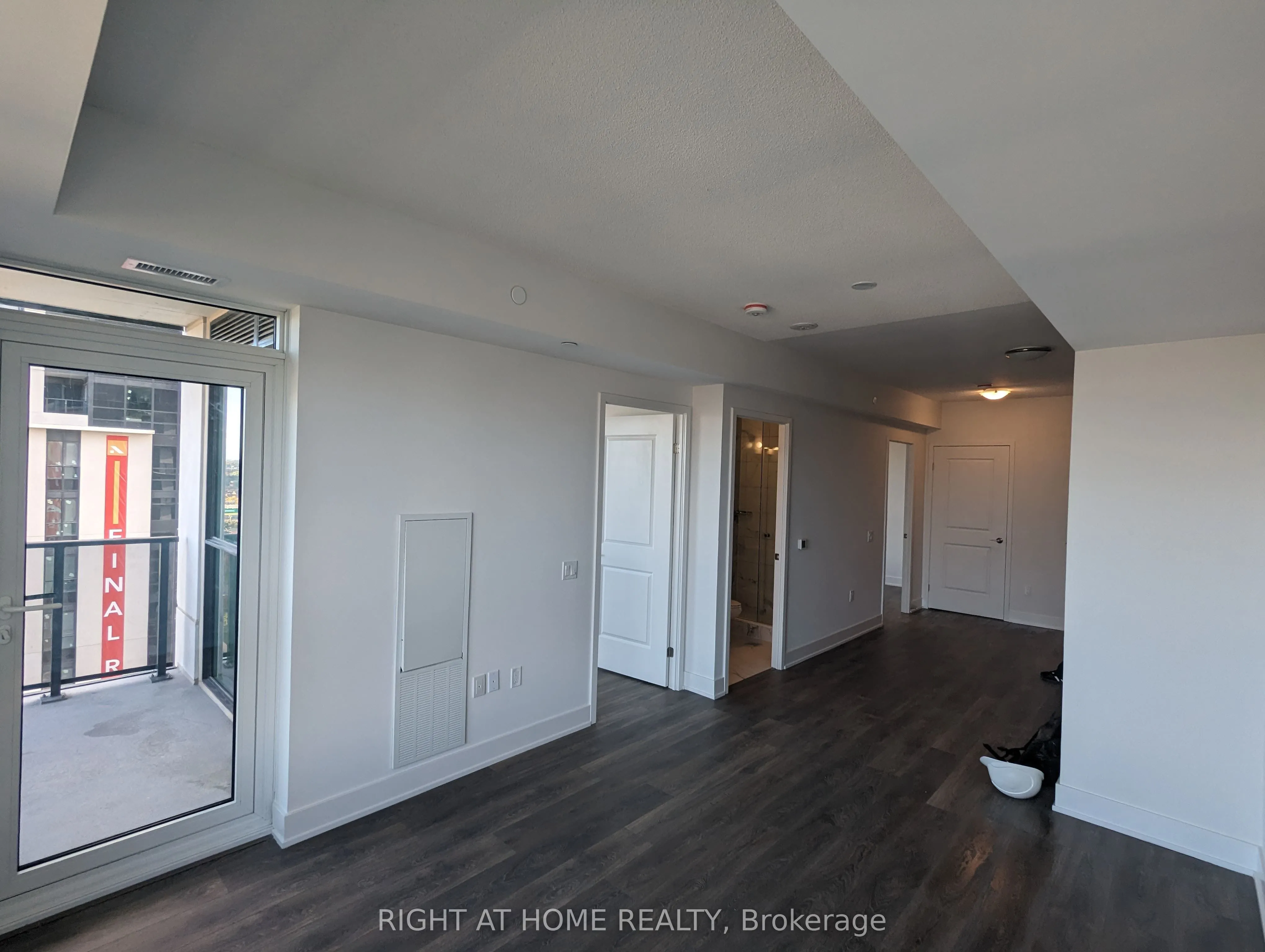 202 Burnhamthorpe Road E #1607