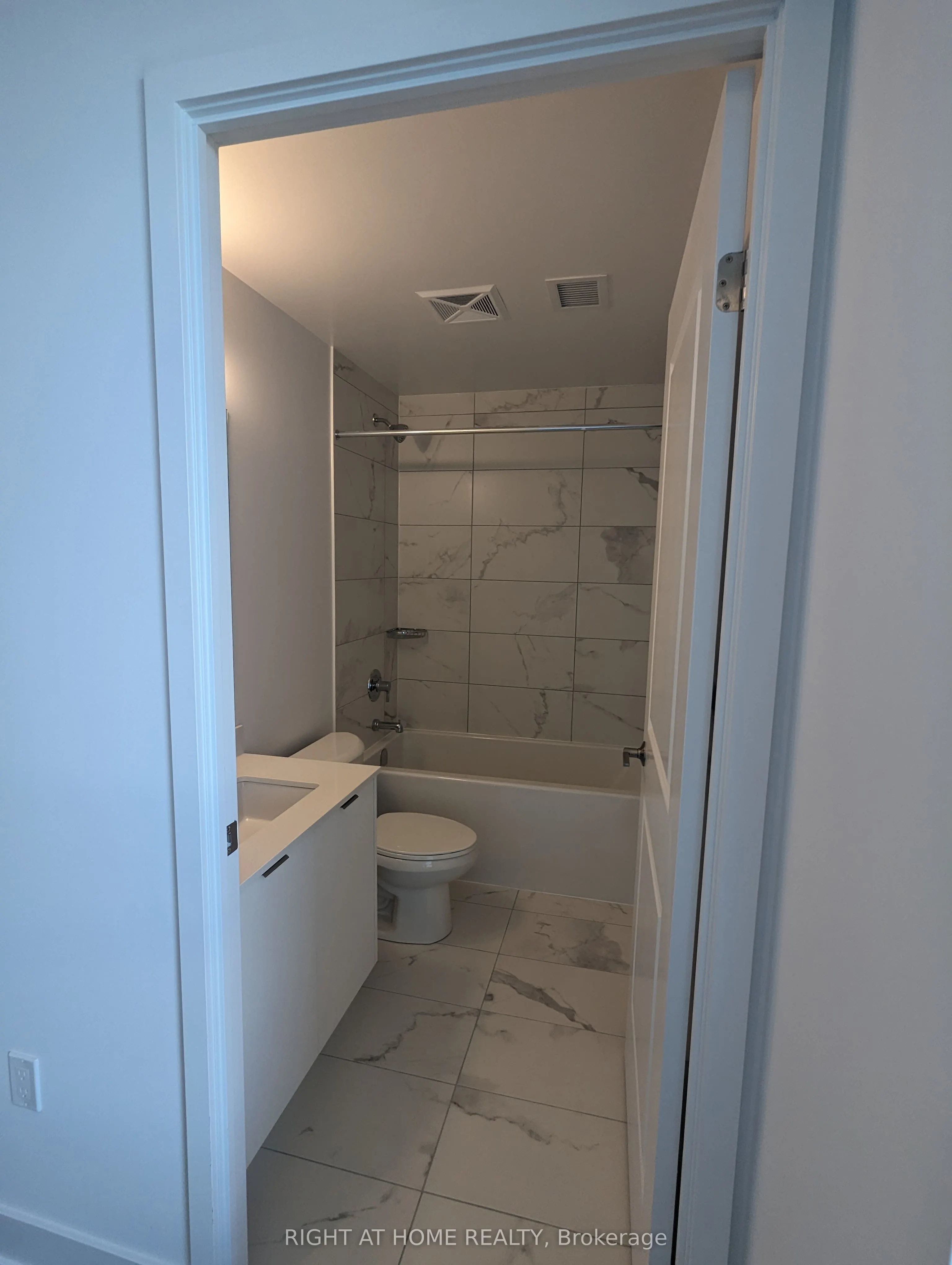 202 Burnhamthorpe Road E #1607