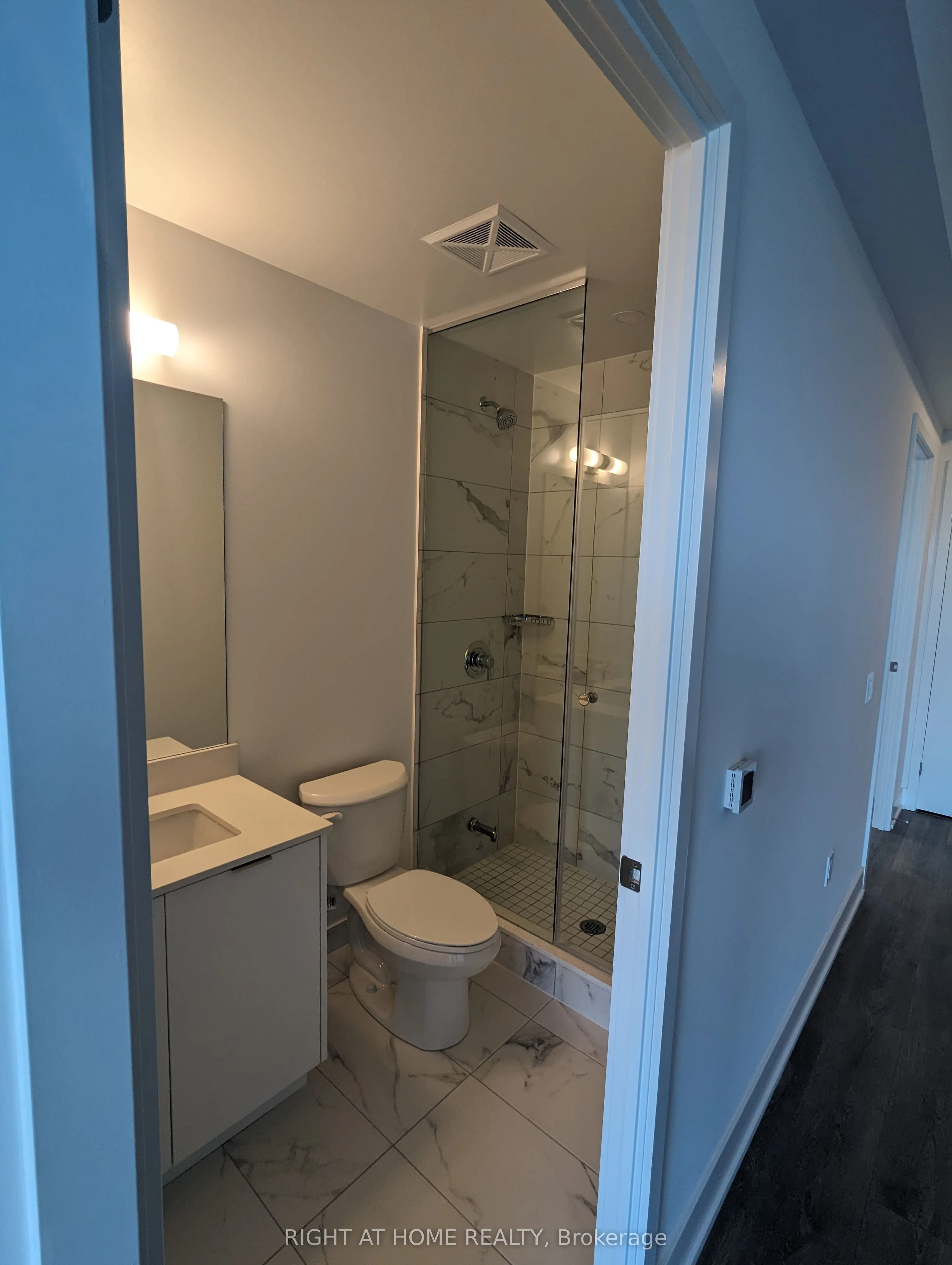 202 Burnhamthorpe Road E #1607