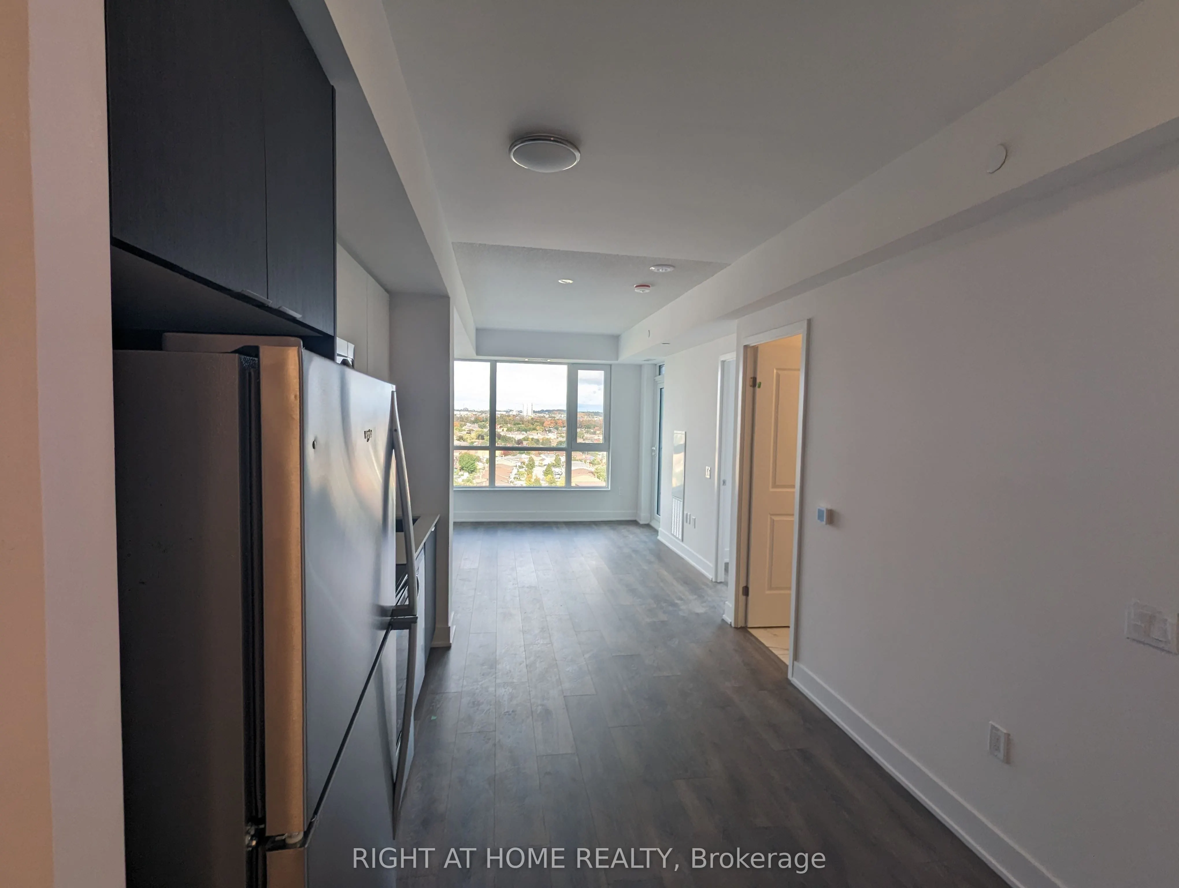 202 Burnhamthorpe Road E #1607