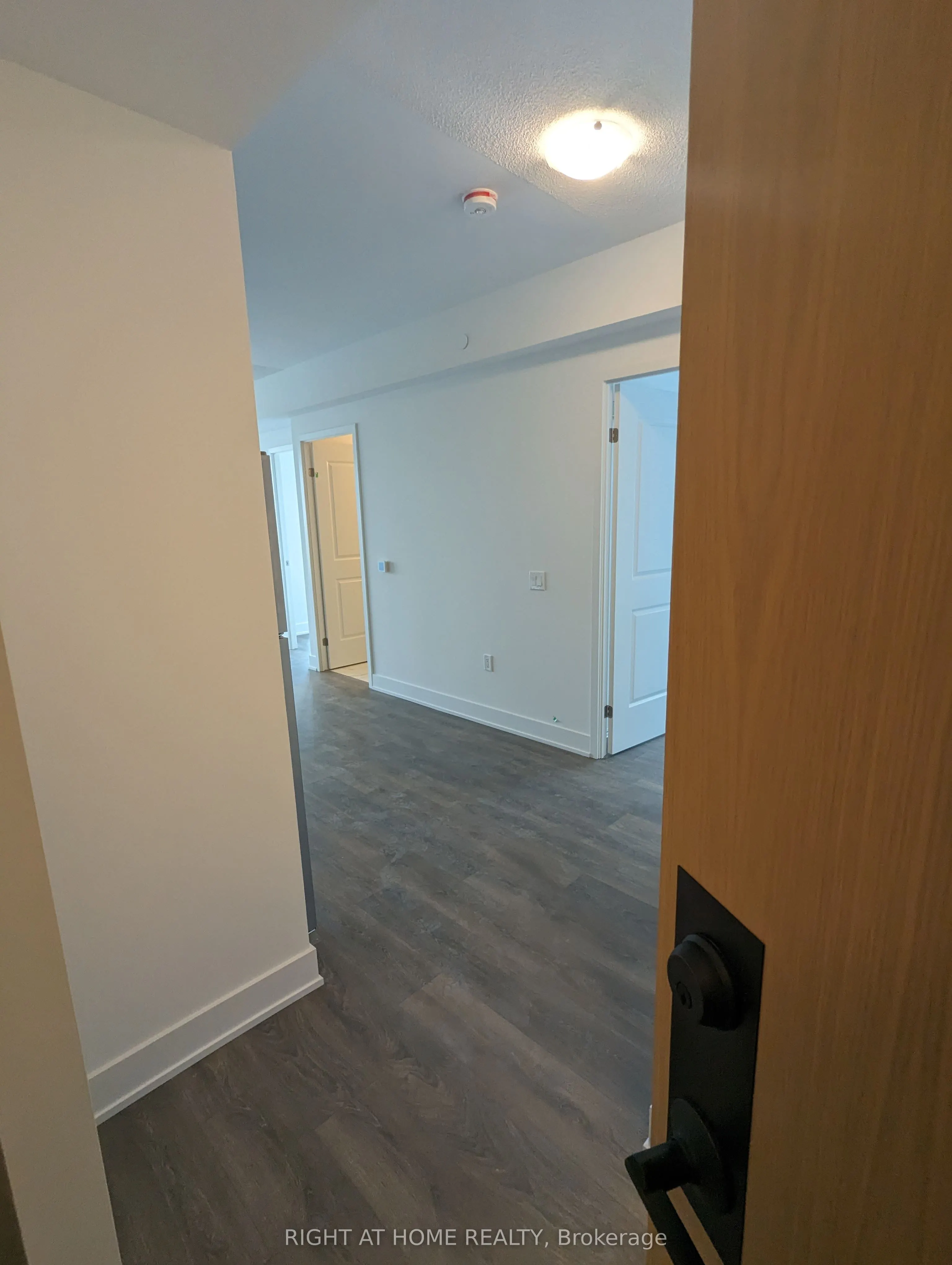 202 Burnhamthorpe Road E #1607