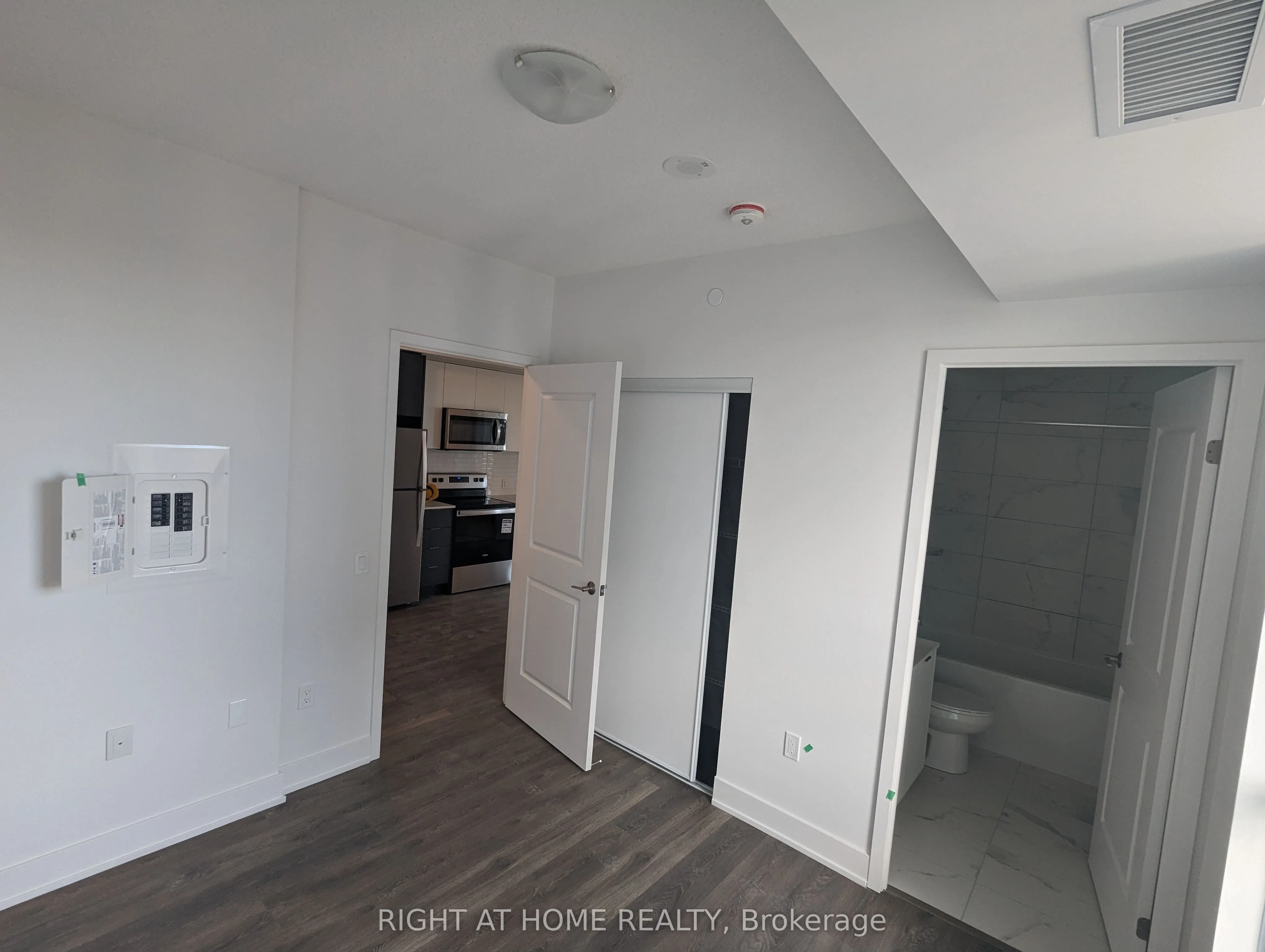 202 Burnhamthorpe Road E #1607